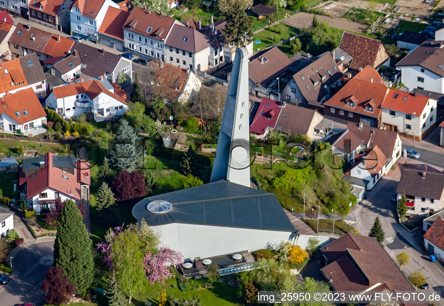 Vue aérienne de Église catholique du sud-est à le quartier Berghausen in Pfinztal dans le département Bade-Wurtemberg, Allemagne