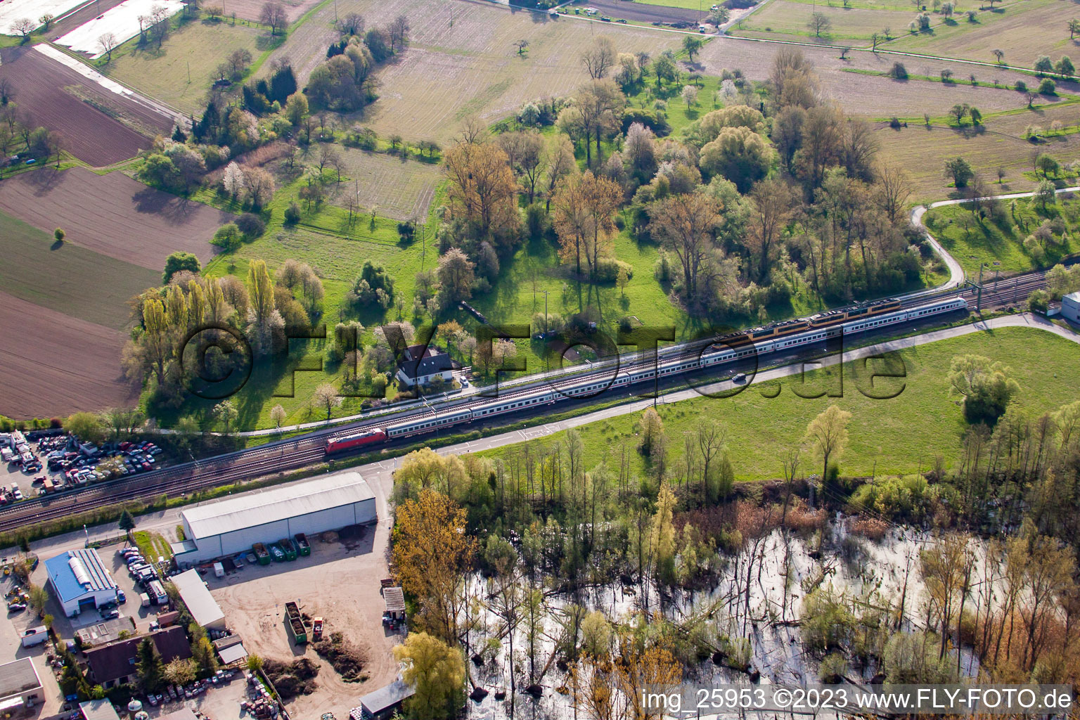 Vue aérienne de Biotope et voie ferrée sur la Reetzstr à le quartier Berghausen in Pfinztal dans le département Bade-Wurtemberg, Allemagne