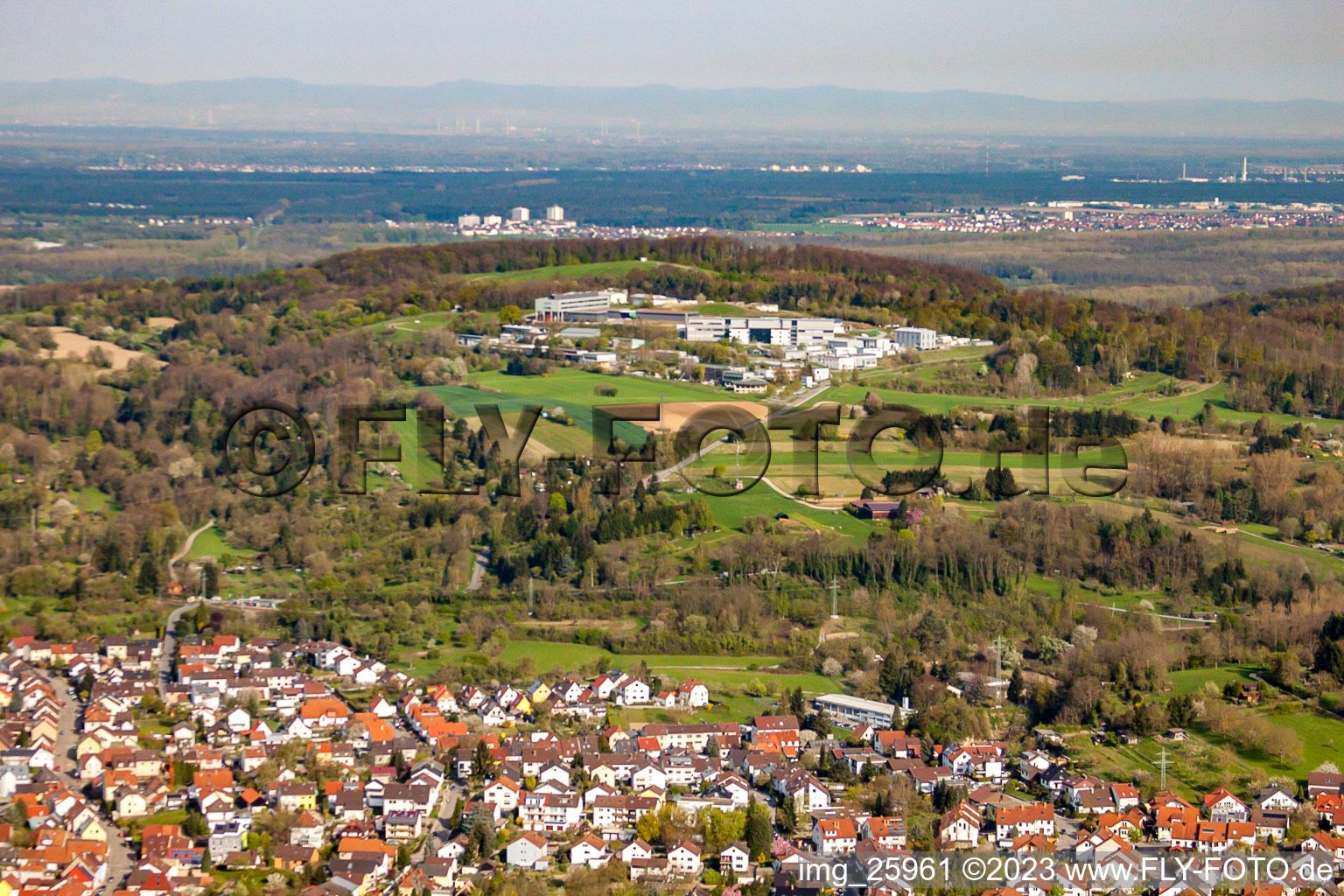 Vue aérienne de Institut Fraunhofer à le quartier Grötzingen in Karlsruhe dans le département Bade-Wurtemberg, Allemagne