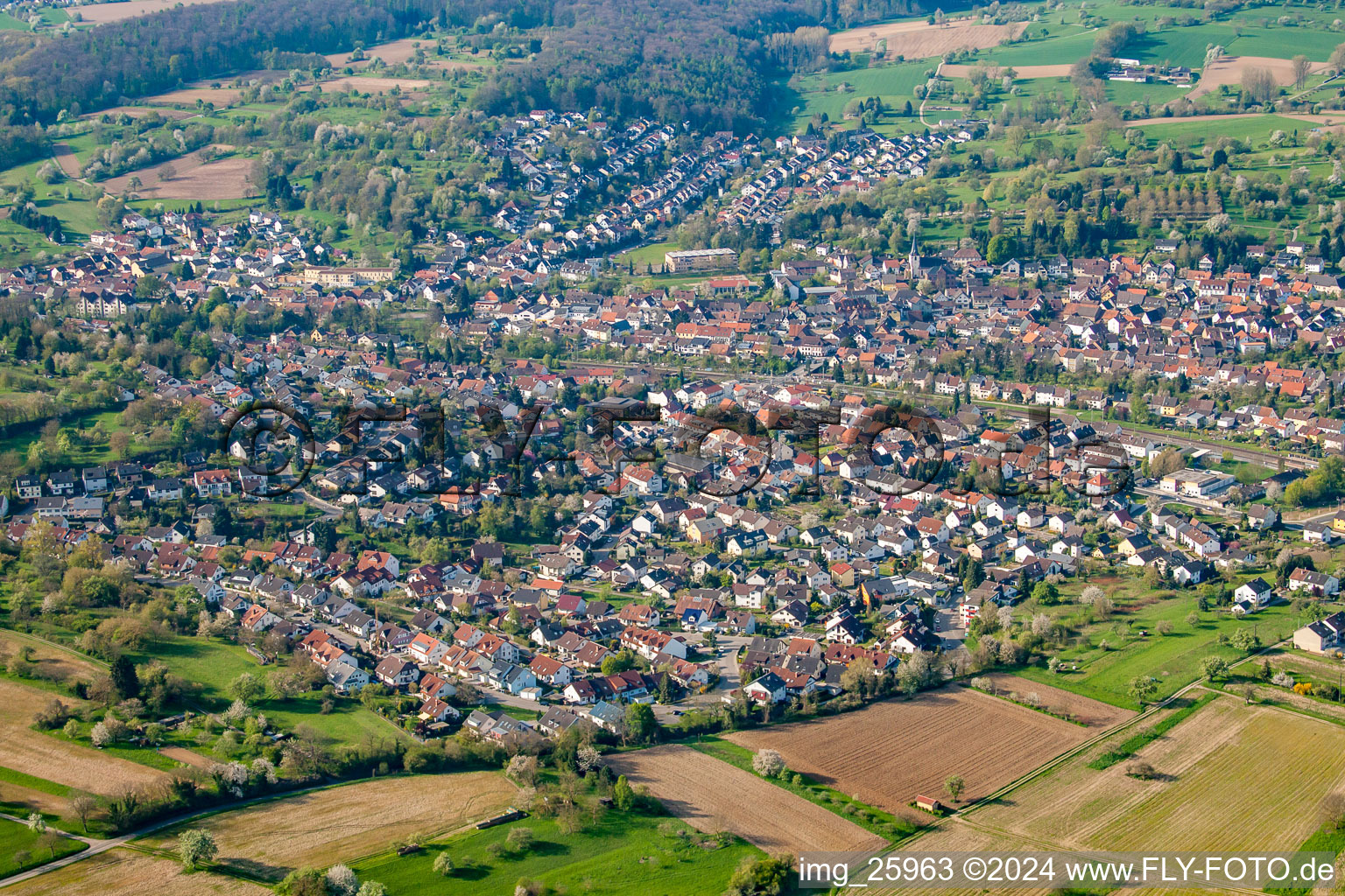 Vue aérienne de Berghausen du sud à le quartier Wöschbach in Pfinztal dans le département Bade-Wurtemberg, Allemagne