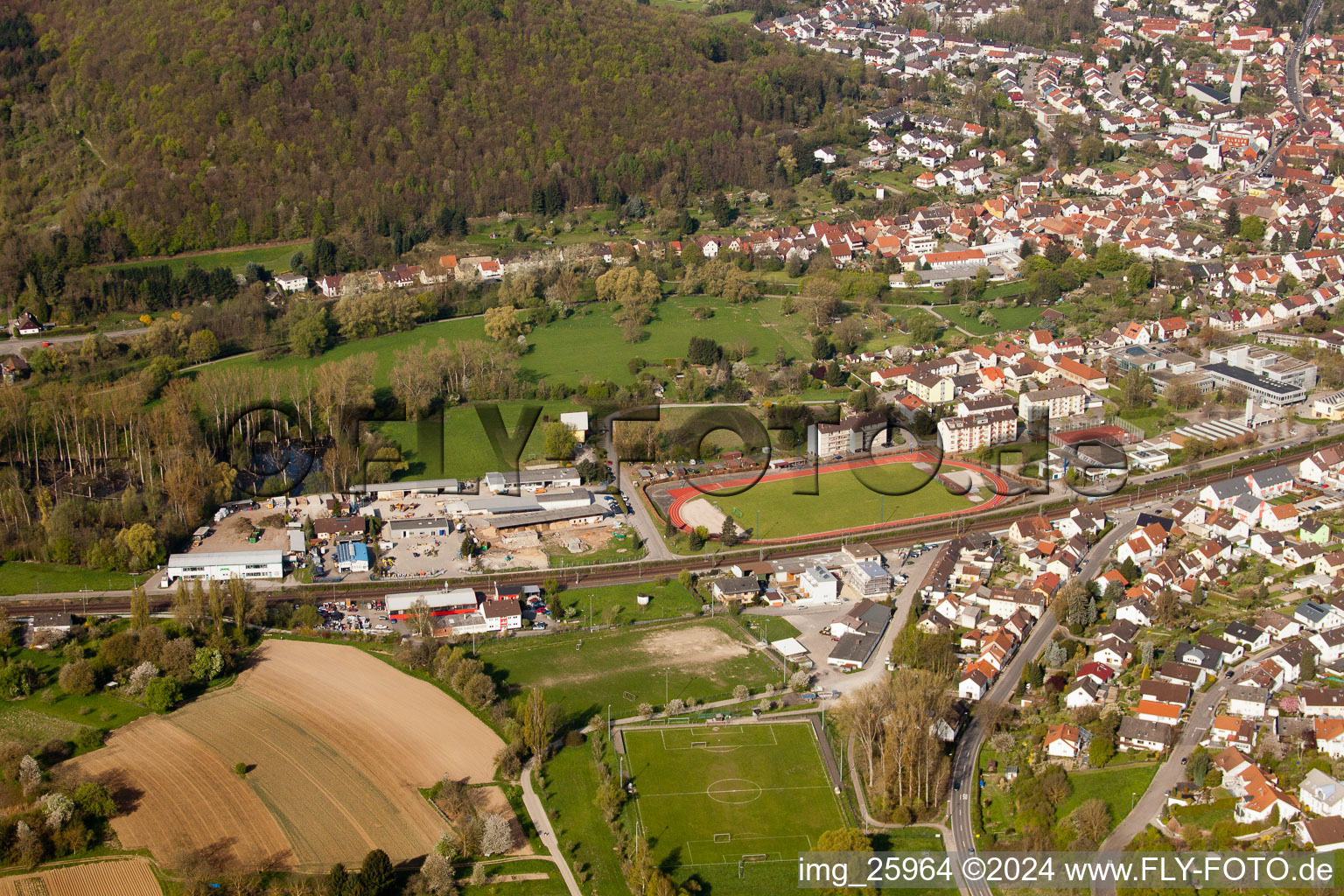 Vue oblique de Ludwig-Marum-Gymnasium Pfinztal à le quartier Berghausen in Pfinztal dans le département Bade-Wurtemberg, Allemagne