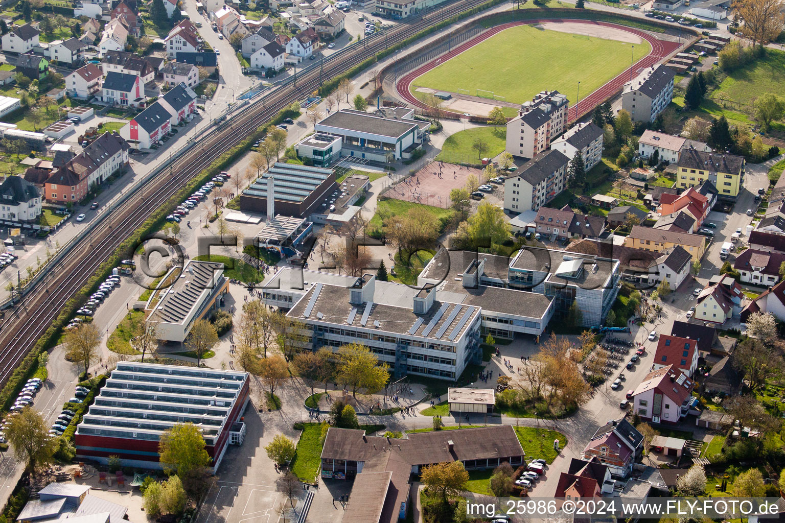 Vue d'oiseau de Ludwig-Marum-Gymnasium Pfinztal à le quartier Berghausen in Pfinztal dans le département Bade-Wurtemberg, Allemagne