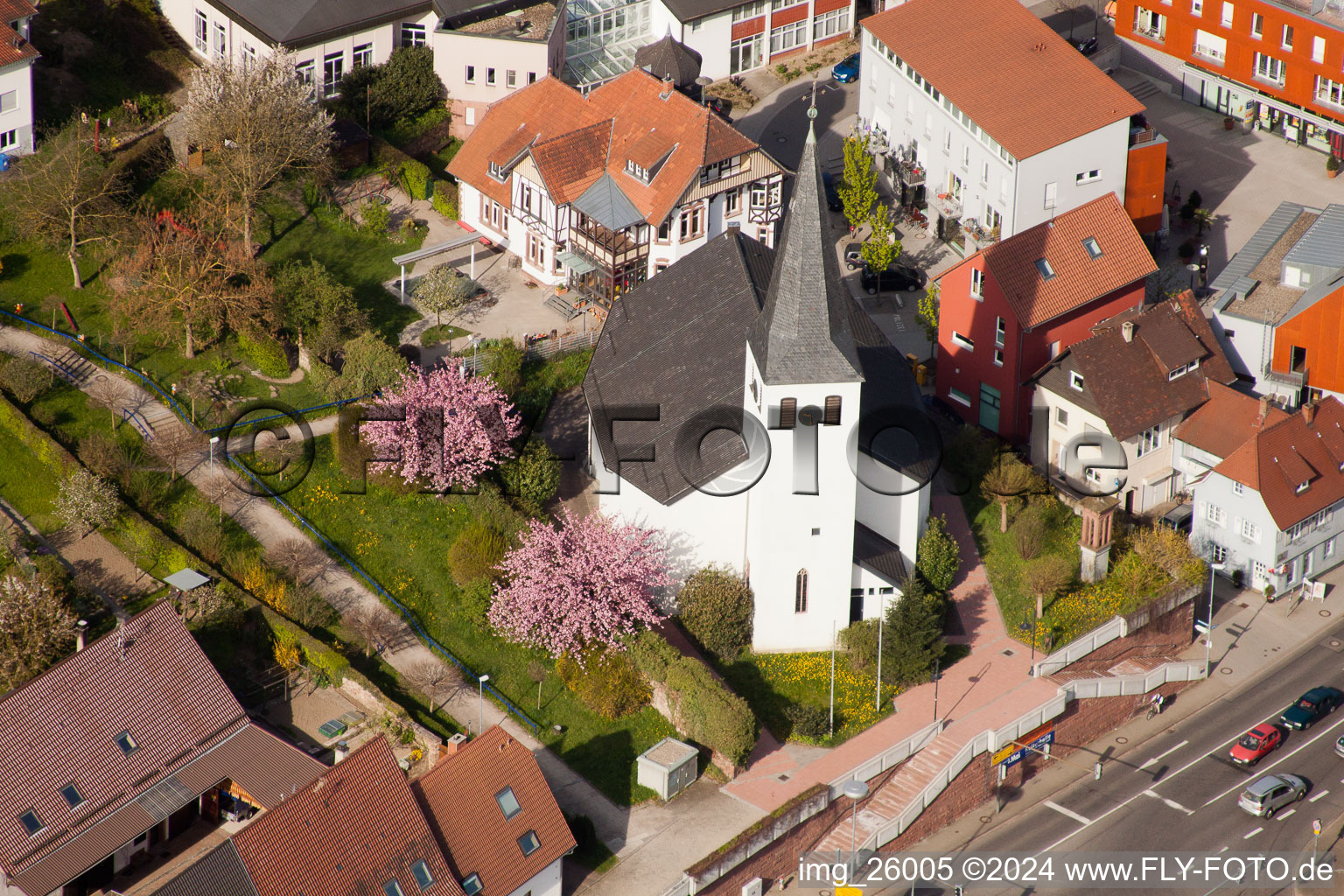 Vue aérienne de Église protestante à le quartier Berghausen in Pfinztal dans le département Bade-Wurtemberg, Allemagne