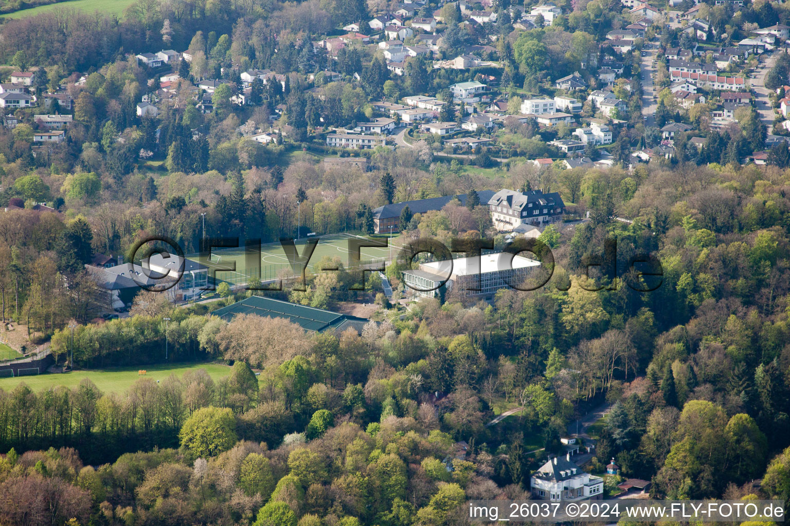 Vue aérienne de École de sport de Schöneck derrière le Turmberg à le quartier Durlach in Karlsruhe dans le département Bade-Wurtemberg, Allemagne