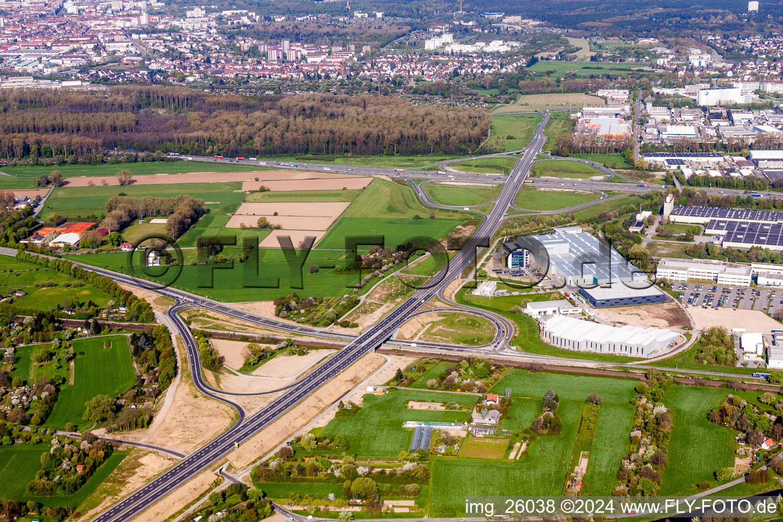 Vue aérienne de Tracé et voies le long de la sortie et de l'entrée de l'autoroute BAB A5 Karlsruhe Nord et de l'intersection B10/B3 avec le Groupe Vollack à le quartier Durlach in Karlsruhe dans le département Bade-Wurtemberg, Allemagne