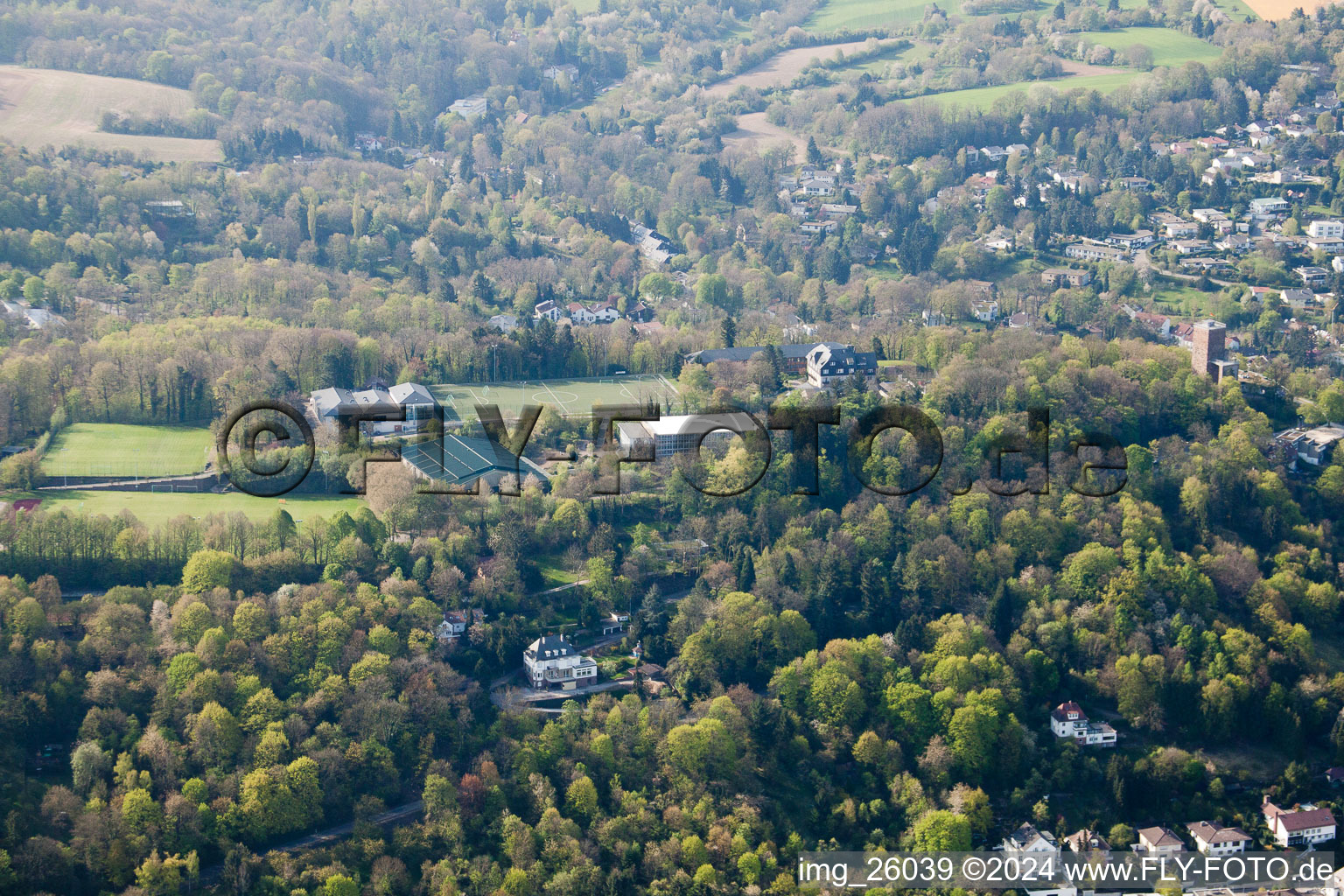 Vue aérienne de École de sport de Schöneck derrière le Turmberg à le quartier Durlach in Karlsruhe dans le département Bade-Wurtemberg, Allemagne