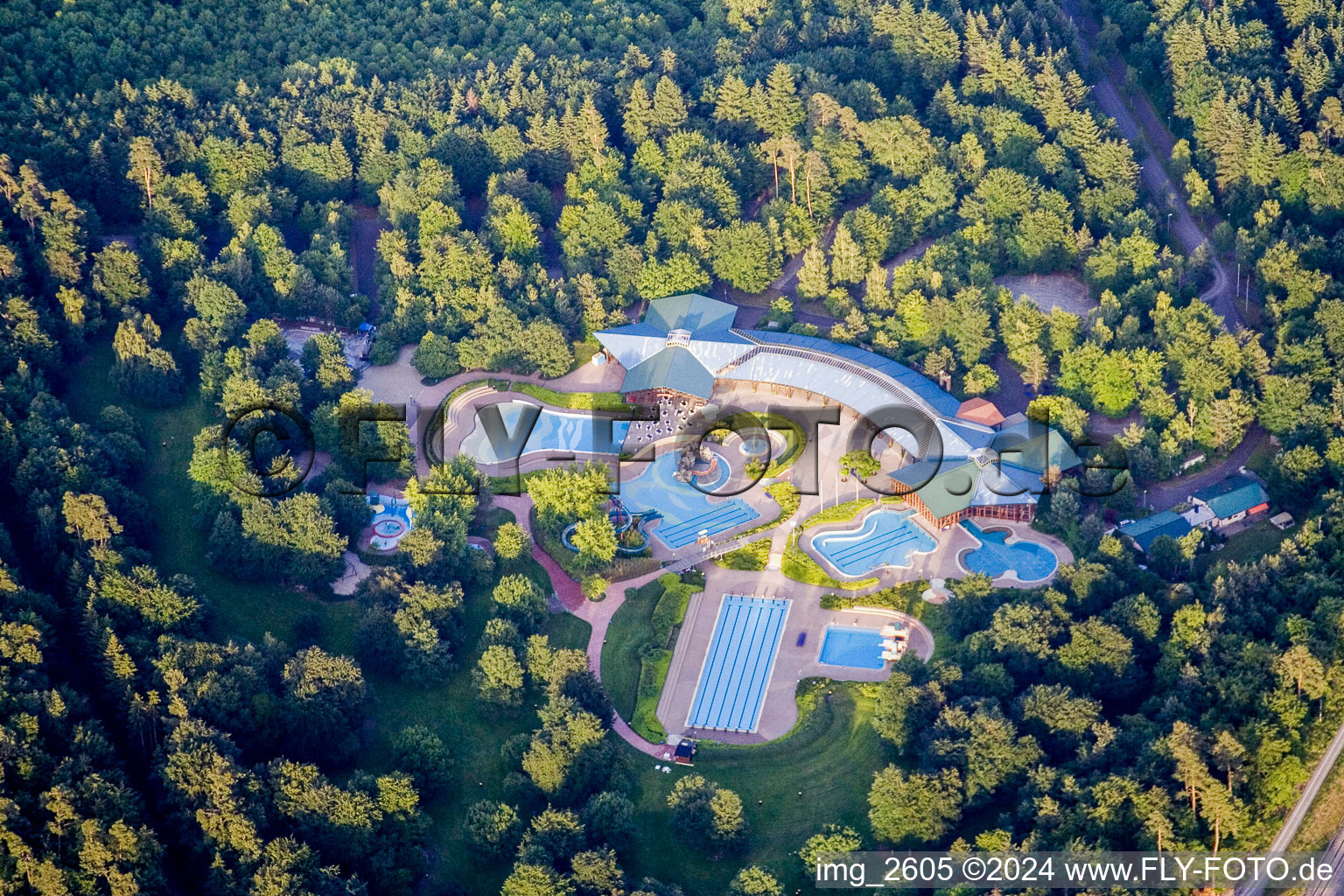 Vue aérienne de Piscine de la piscine extérieure Badepark à Wörth am Rhein dans le département Rhénanie-Palatinat, Allemagne