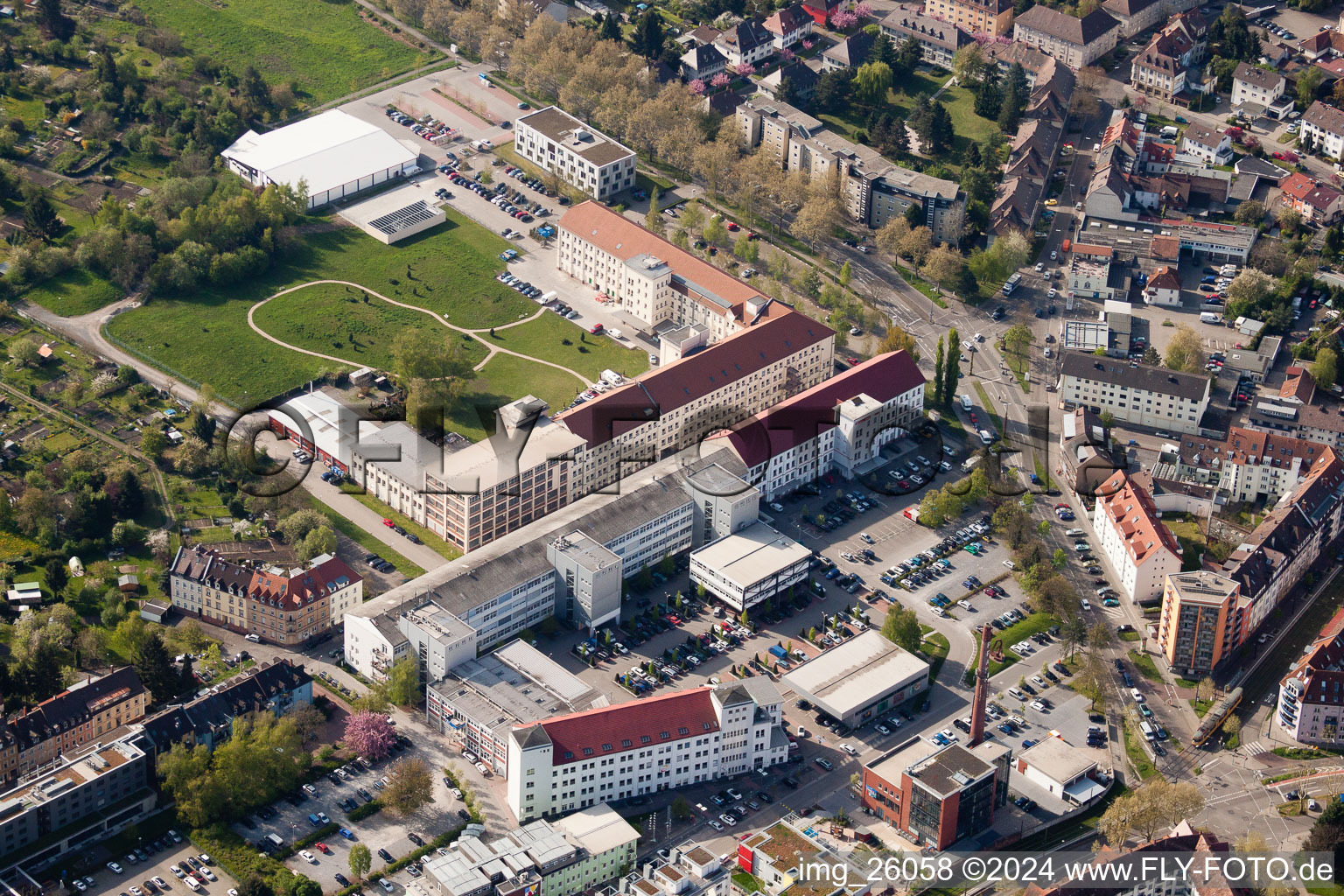 Vue aérienne de Zone d'aménagement de la friche industrielle, ancien site Pfaff devenu usine spatiale à le quartier Durlach in Karlsruhe dans le département Bade-Wurtemberg, Allemagne