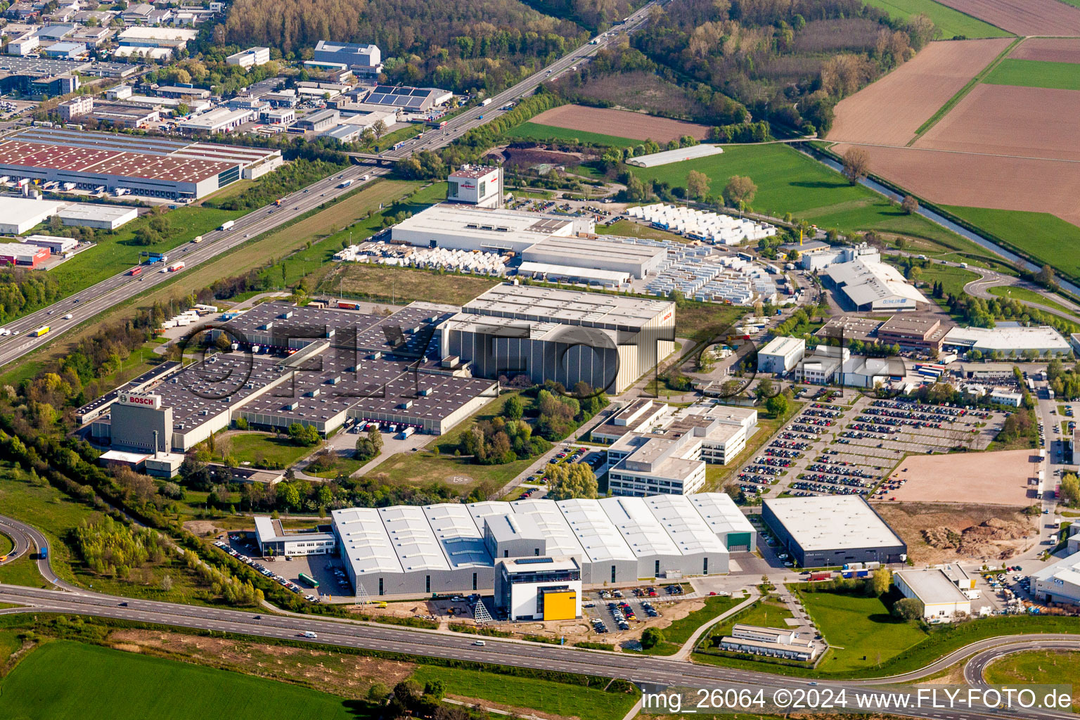 Vue aérienne de Locaux de l'usine Robert Bosch GmbH à le quartier Durlach in Karlsruhe dans le département Bade-Wurtemberg, Allemagne