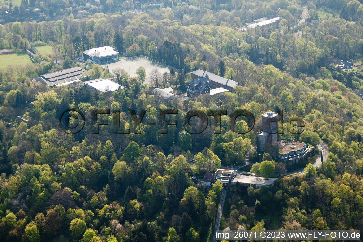 Photographie aérienne de École de sport de Schöneck derrière le Turmberg à le quartier Durlach in Karlsruhe dans le département Bade-Wurtemberg, Allemagne