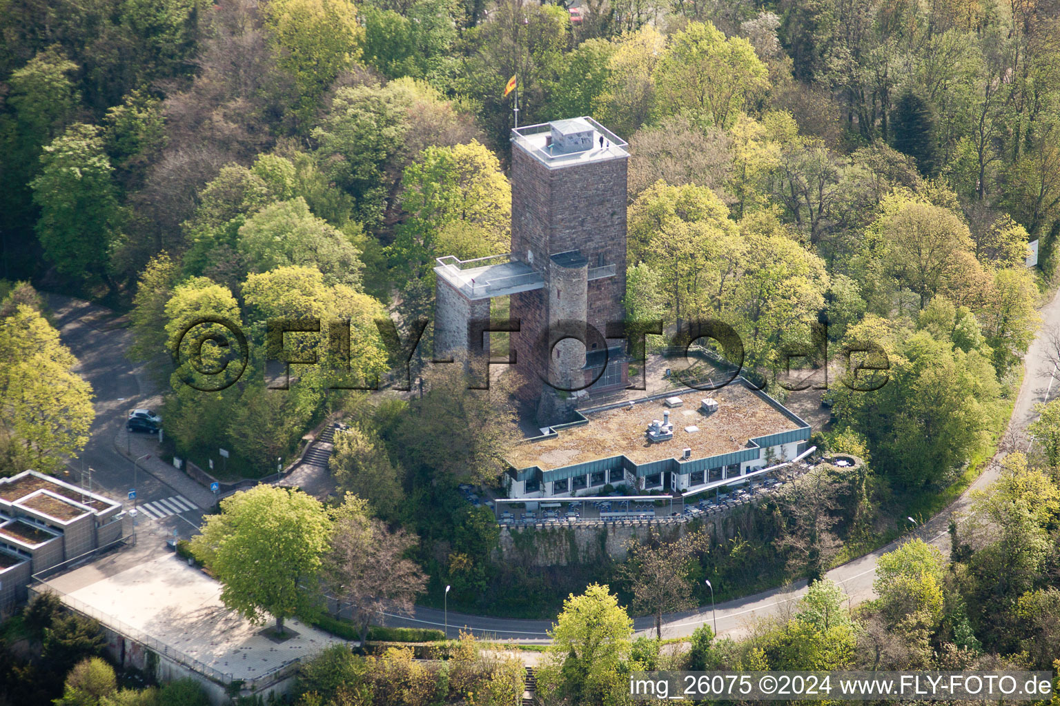 Vue aérienne de Structure de la tour d'observation du Turmberg avec restaurant gastronomique Anders à le quartier Durlach in Karlsruhe dans le département Bade-Wurtemberg, Allemagne