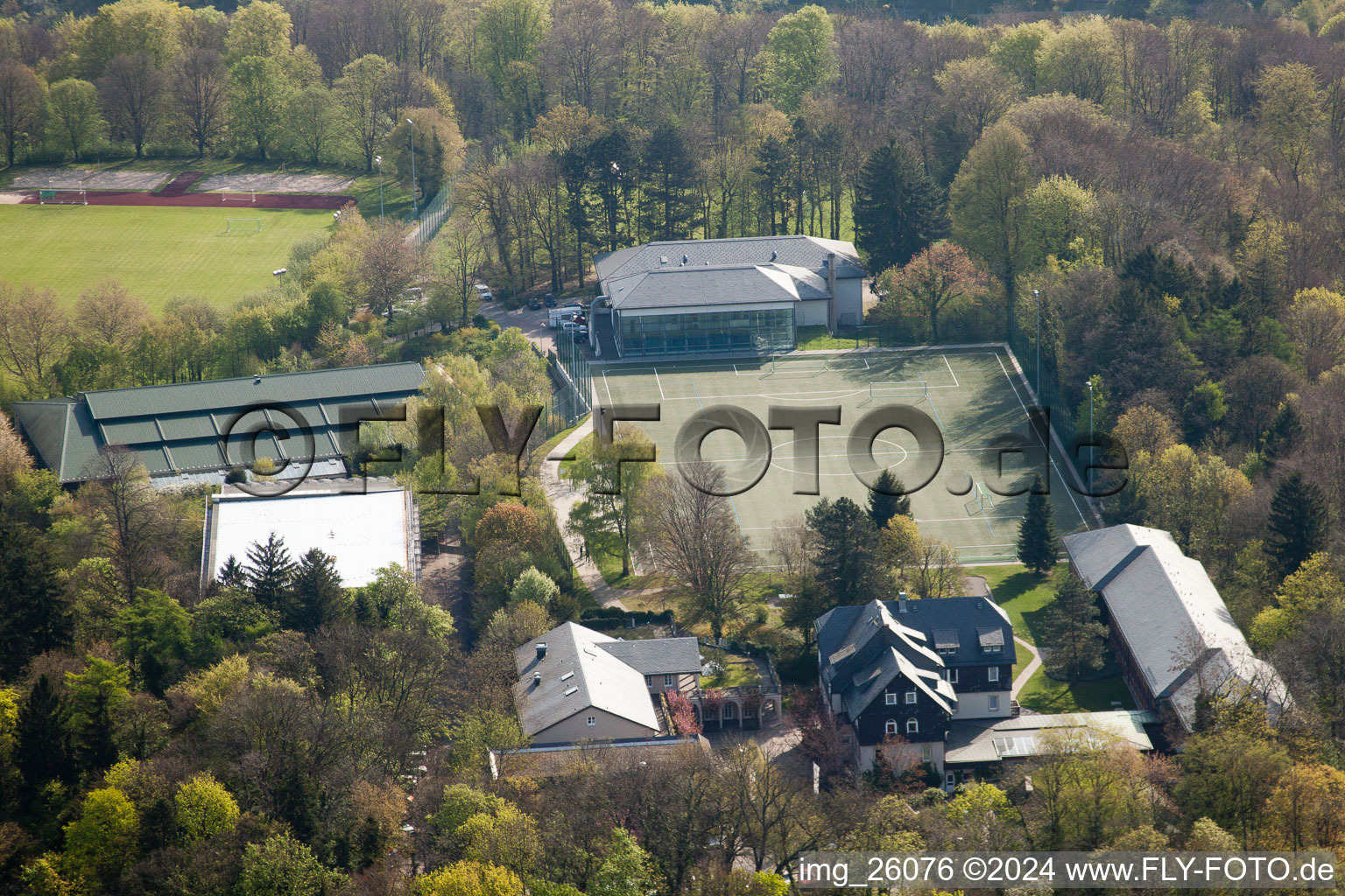 Vue oblique de École de sport de Schöneck derrière le Turmberg à le quartier Durlach in Karlsruhe dans le département Bade-Wurtemberg, Allemagne