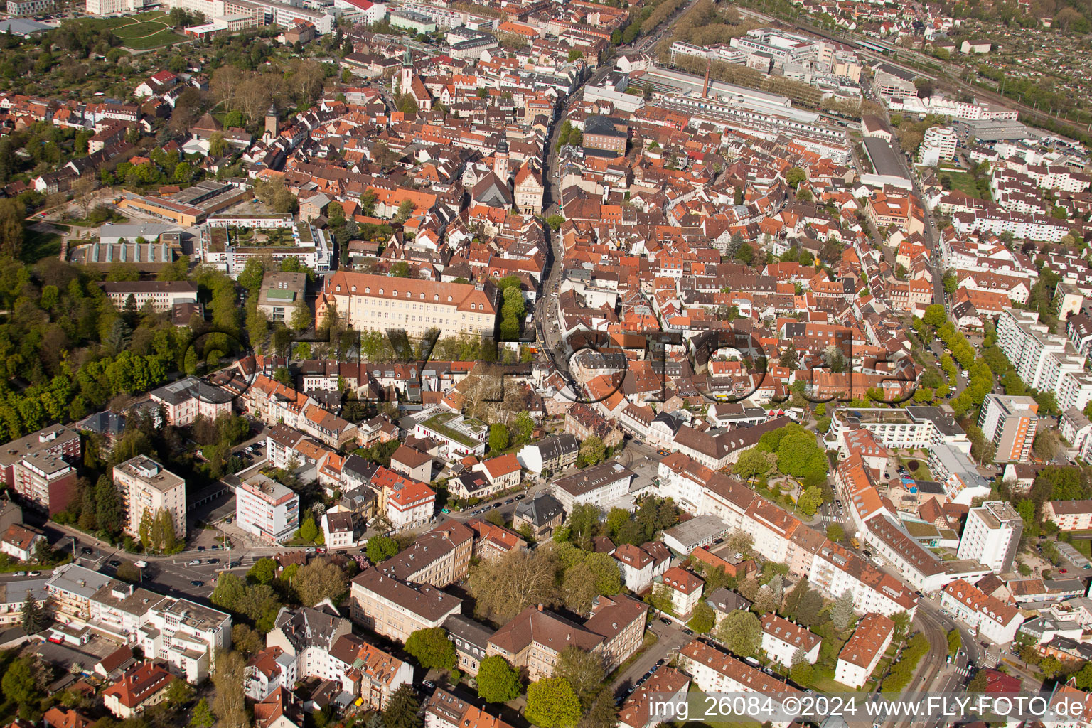 Vue aérienne de Vieille ville vue de l'est à le quartier Durlach in Karlsruhe dans le département Bade-Wurtemberg, Allemagne