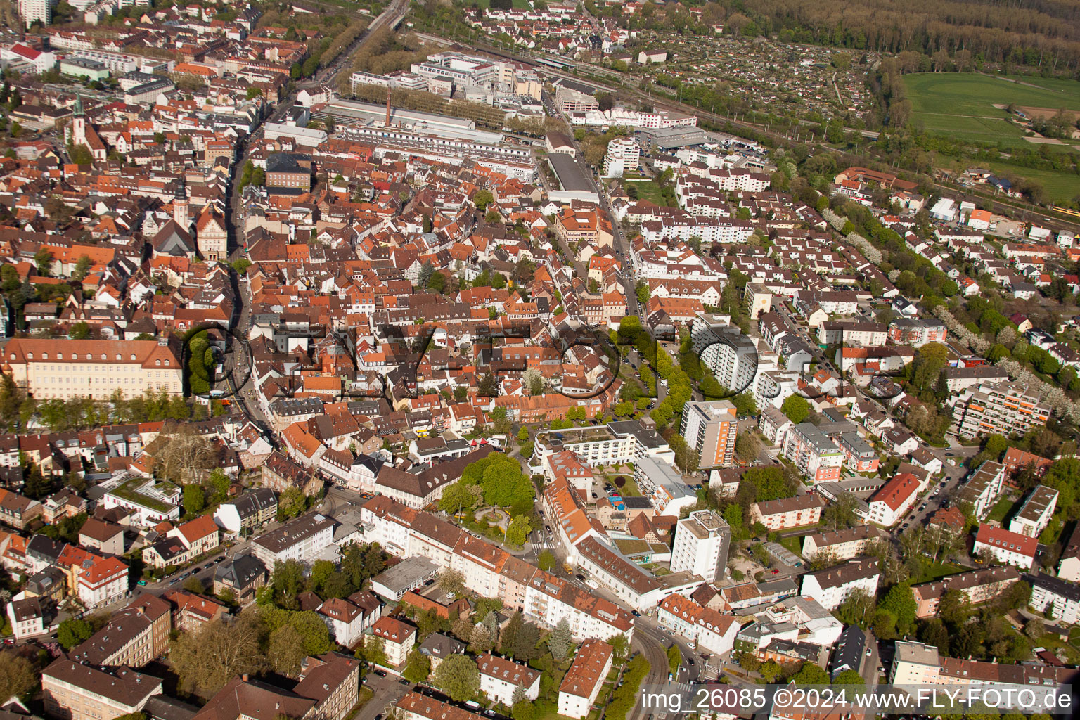 Vue aérienne de Vieille ville vue de l'est à le quartier Durlach in Karlsruhe dans le département Bade-Wurtemberg, Allemagne