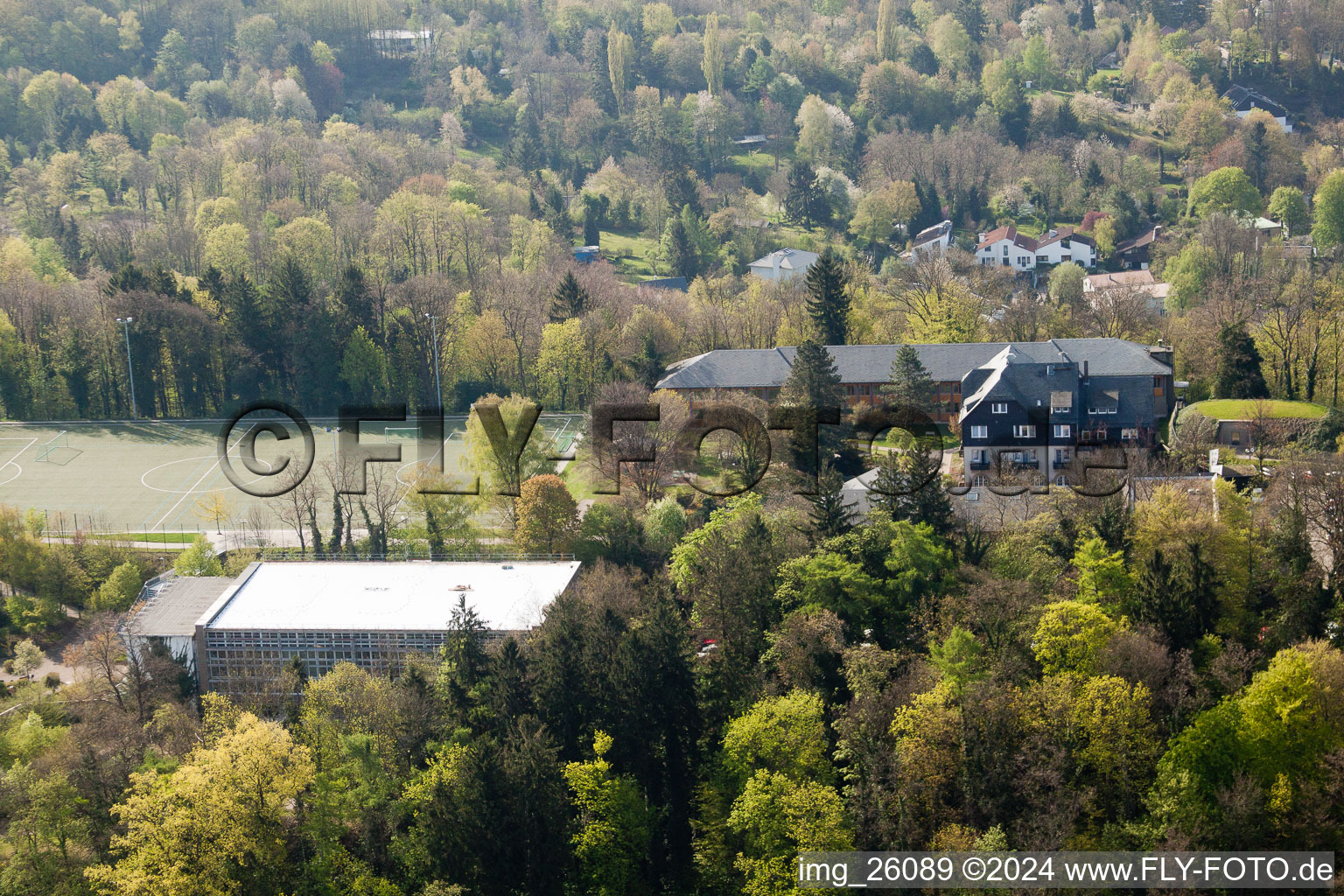 École de sport de Schöneck derrière le Turmberg à le quartier Durlach in Karlsruhe dans le département Bade-Wurtemberg, Allemagne d'en haut