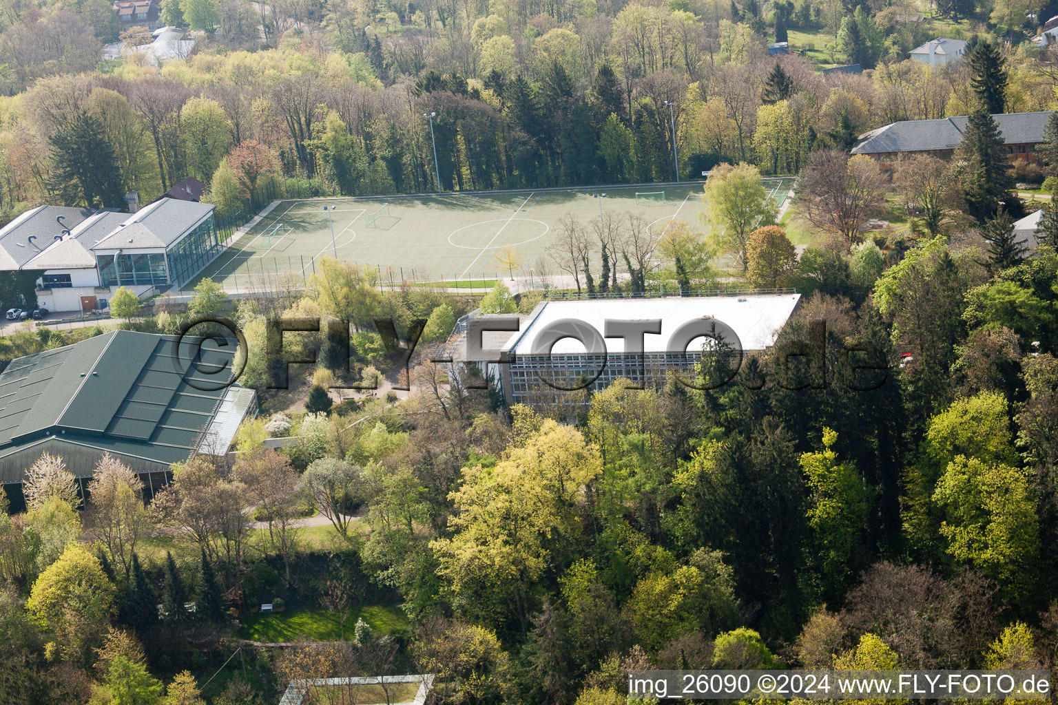 École de sport de Schöneck derrière le Turmberg à le quartier Durlach in Karlsruhe dans le département Bade-Wurtemberg, Allemagne hors des airs