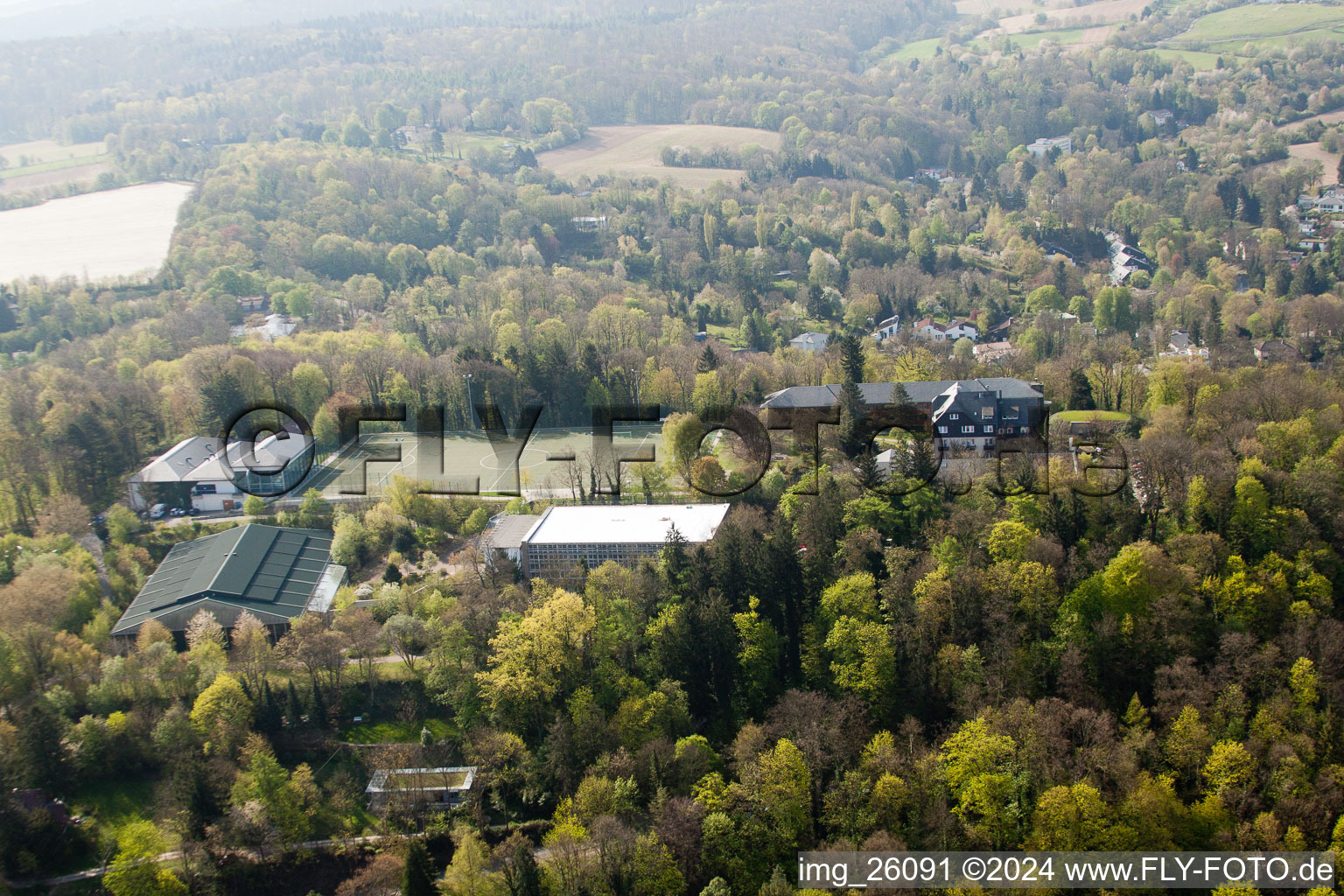 École de sport de Schöneck derrière le Turmberg à le quartier Durlach in Karlsruhe dans le département Bade-Wurtemberg, Allemagne vue d'en haut