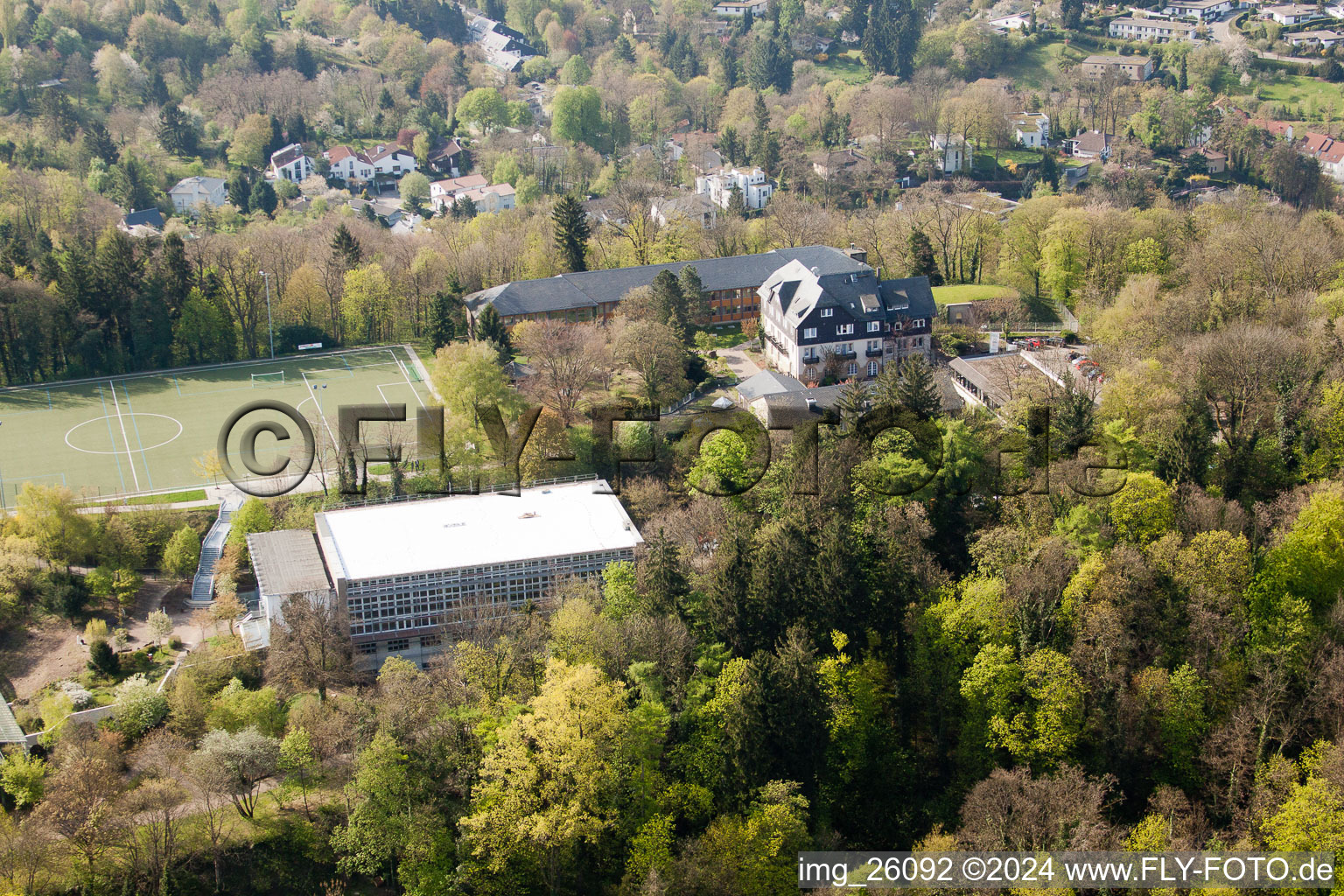 École de sport de Schöneck derrière le Turmberg à le quartier Durlach in Karlsruhe dans le département Bade-Wurtemberg, Allemagne depuis l'avion