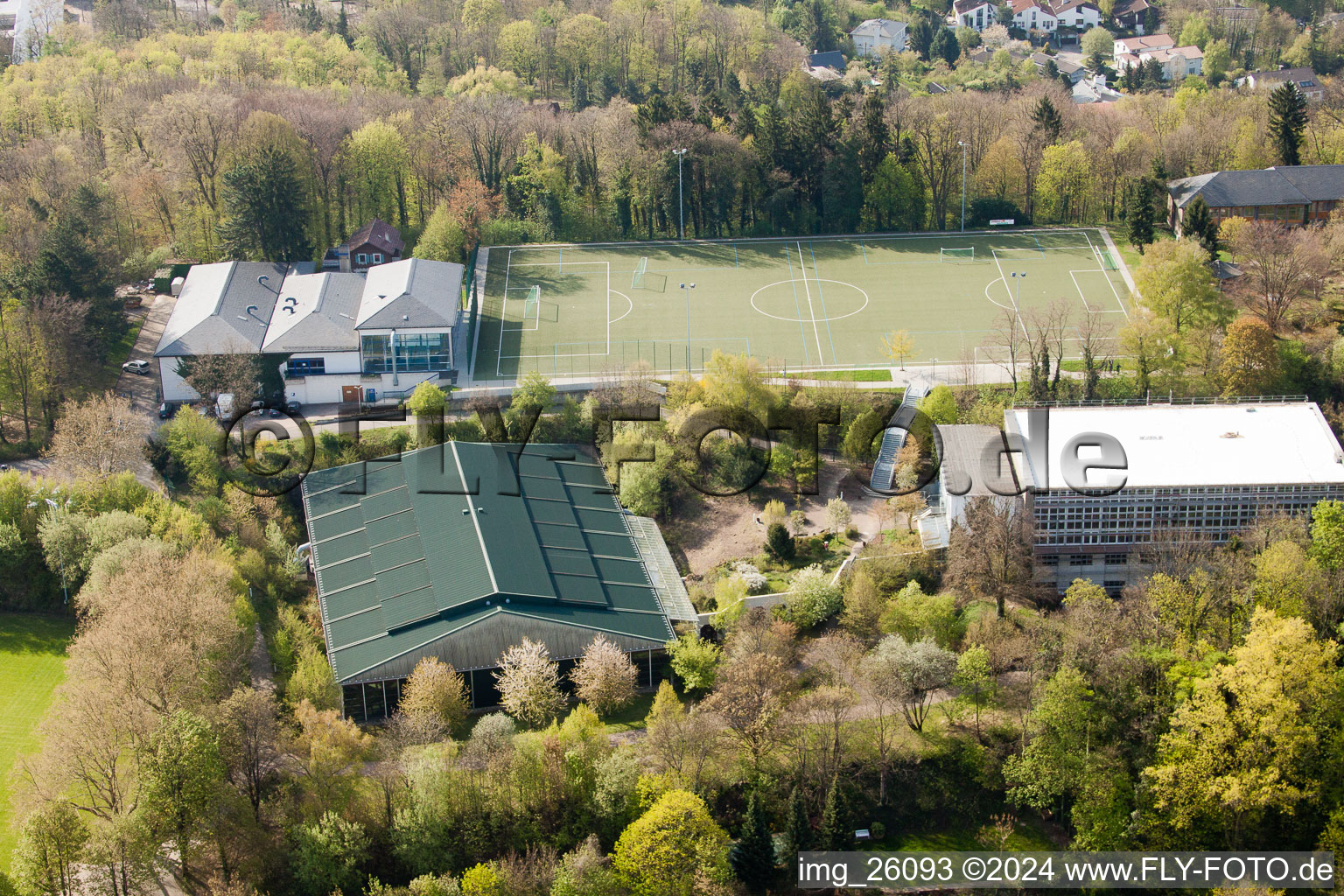 Vue d'oiseau de École de sport de Schöneck derrière le Turmberg à le quartier Durlach in Karlsruhe dans le département Bade-Wurtemberg, Allemagne