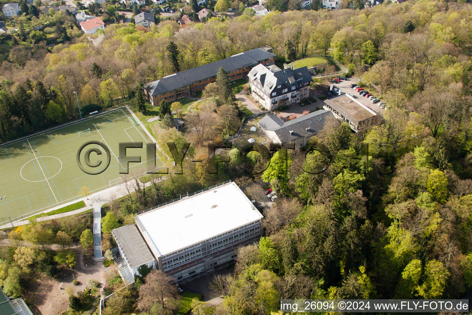 École de sport de Schöneck derrière le Turmberg à le quartier Durlach in Karlsruhe dans le département Bade-Wurtemberg, Allemagne vue du ciel