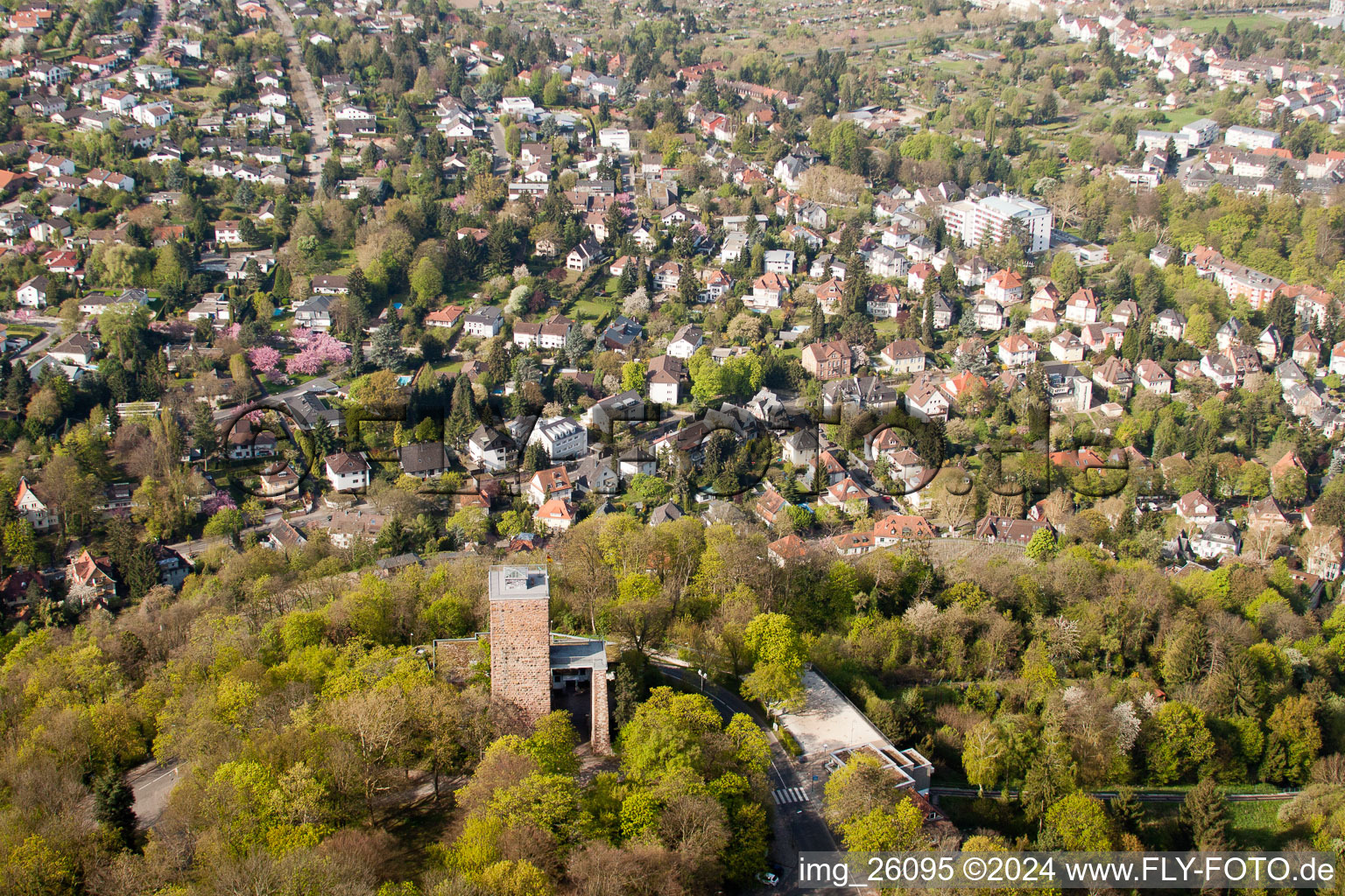 Vue aérienne de Turmberg depuis l'est à le quartier Durlach in Karlsruhe dans le département Bade-Wurtemberg, Allemagne