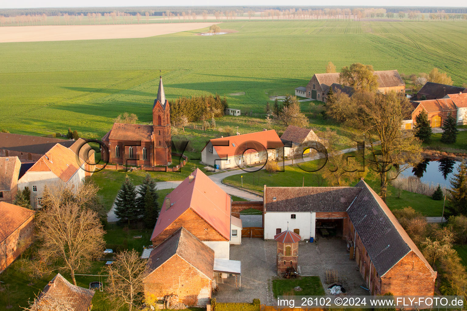 Vue aérienne de Église du village à le quartier Welsickendorf in Niederer Fläming dans le département Brandebourg, Allemagne