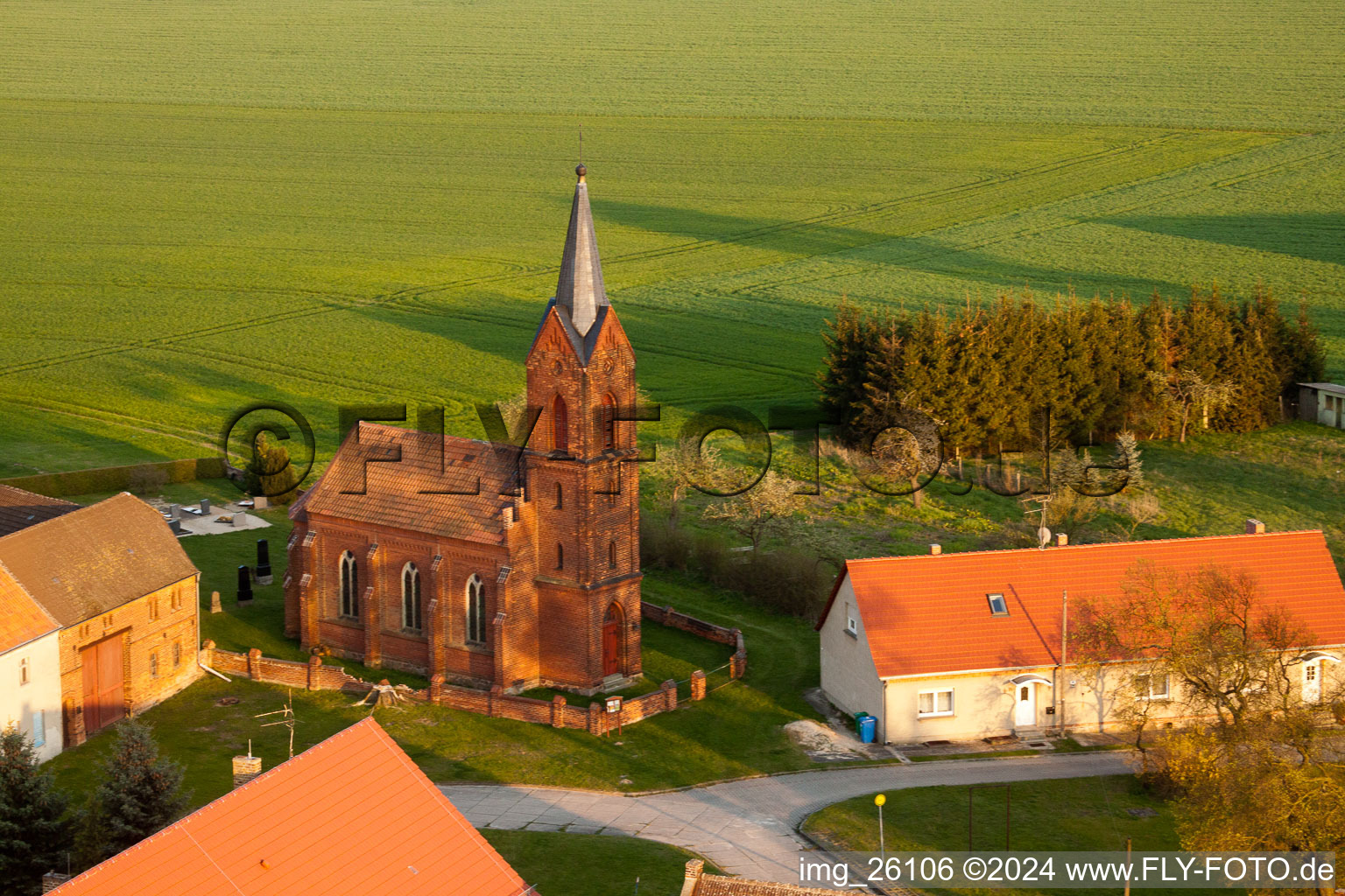 Vue aérienne de Chapelle de l'église du village de Höfgen à le quartier Welsickendorf in Niederer Fläming dans le département Brandebourg, Allemagne