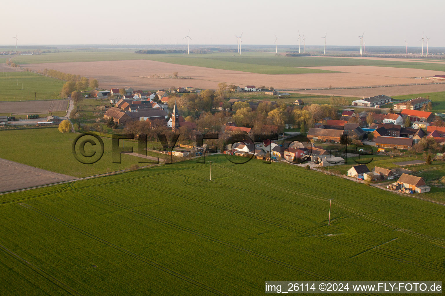 Vue aérienne de Bâtiment de l'église à Borgisdorf à Niederer Fläming dans le département Brandebourg, Allemagne