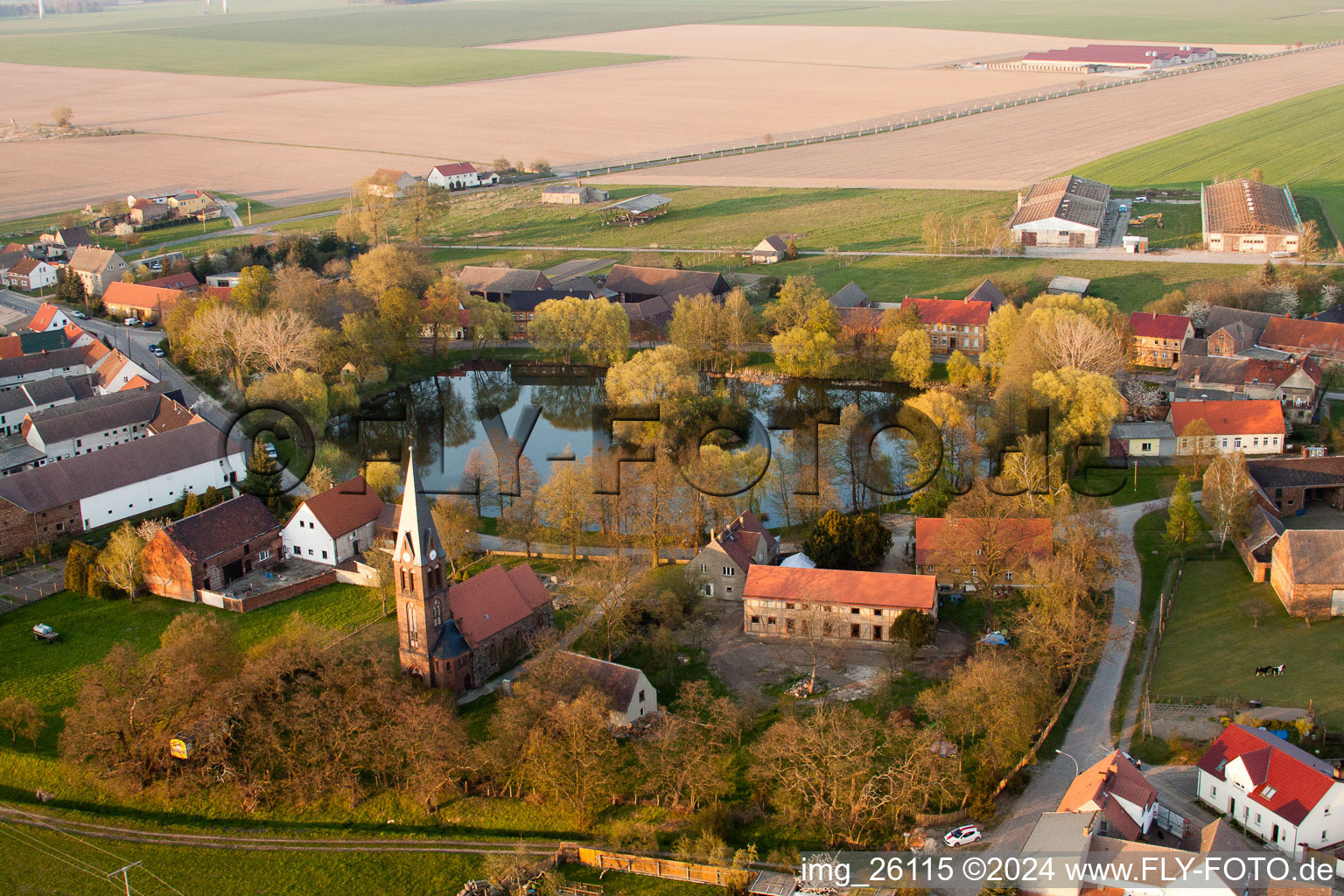 Vue aérienne de Bâtiment de l'église à Borgisdorf à Niederer Fläming dans le département Brandebourg, Allemagne