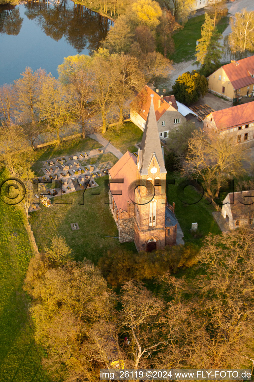 Vue aérienne de Bâtiment d'église au centre du village à le quartier Borgisdorf in Niederer Fläming dans le département Brandebourg, Allemagne