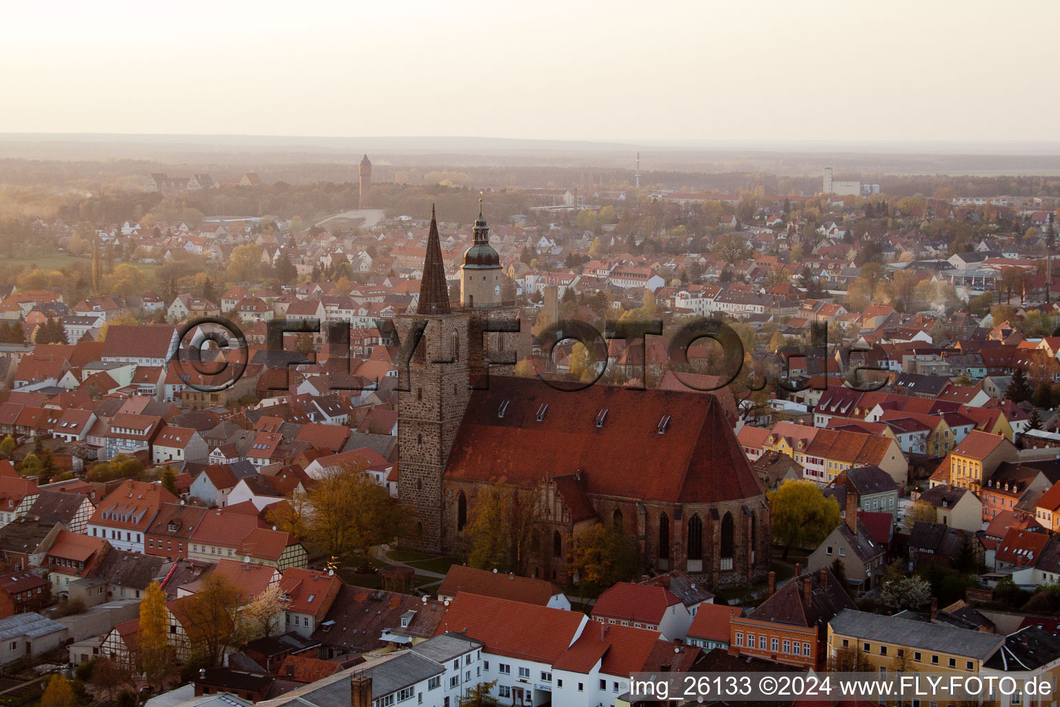 Photographie aérienne de Église Saint-Nicolas dans le vieux centre-ville du centre-ville à Jüterbog dans le département Brandebourg, Allemagne