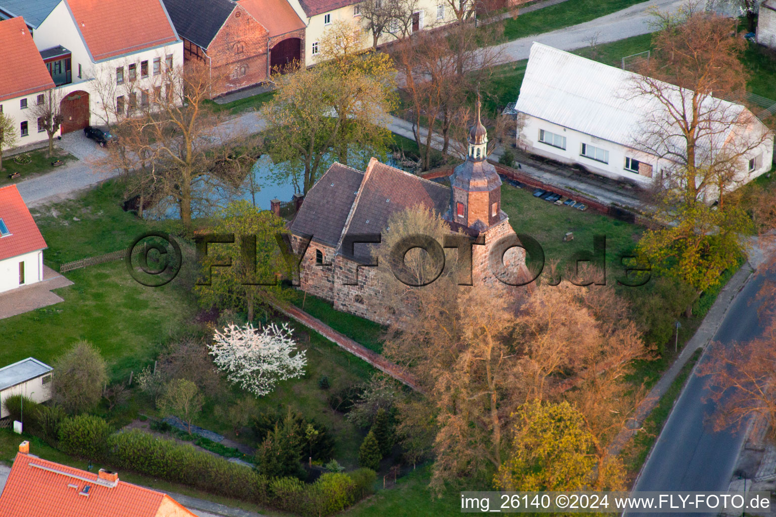 Vue aérienne de Bâtiment d'église au centre du village à Niederer Fläming dans le département Brandebourg, Allemagne