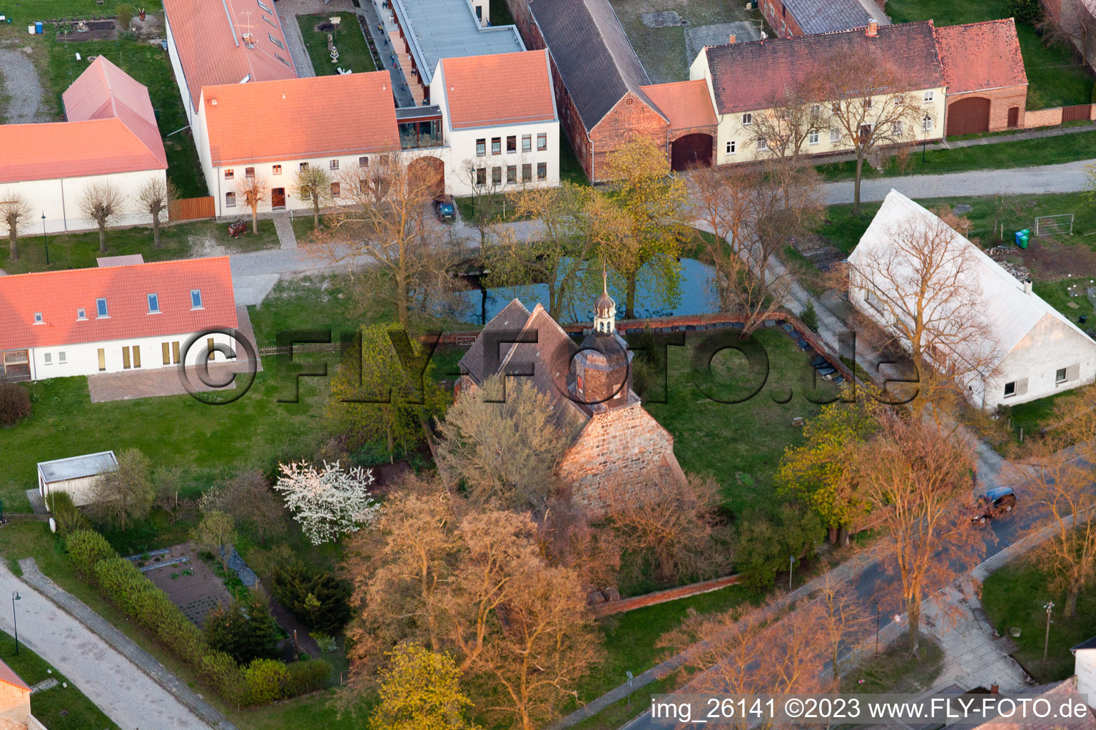 Vue aérienne de Bâtiment d'église au centre du village à Niederer Fläming dans le département Brandebourg, Allemagne
