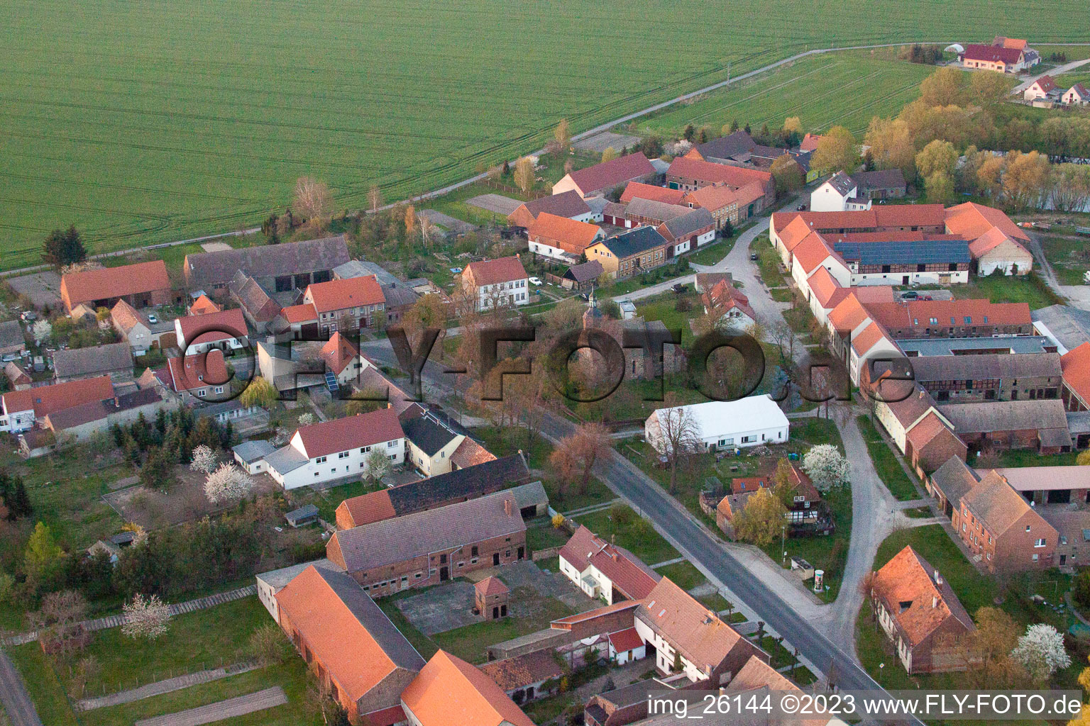 Photographie aérienne de Bâtiment d'église au centre du village à Niederer Fläming dans le département Brandebourg, Allemagne