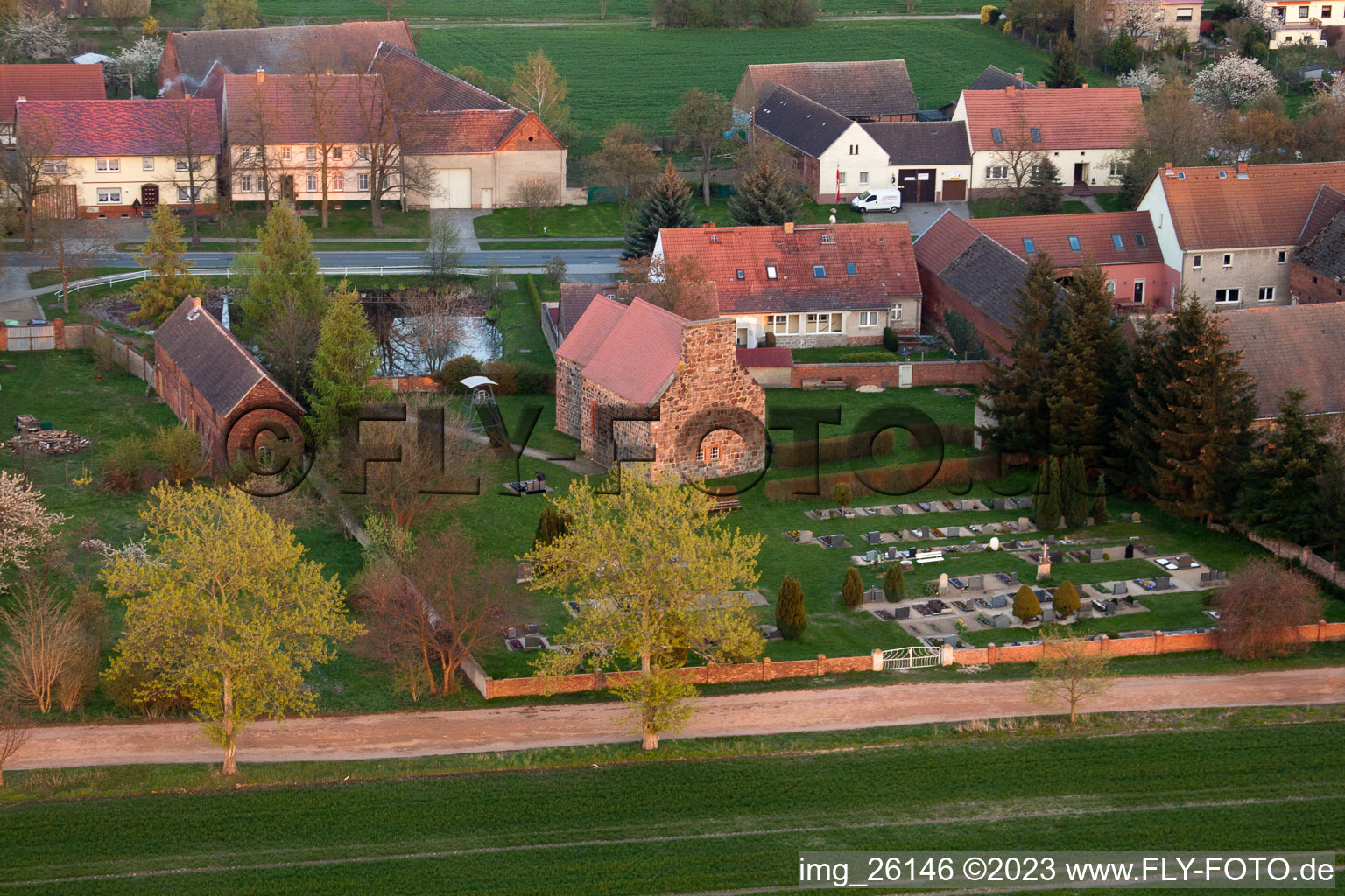Bâtiment d'église au centre du village à Niederer Fläming dans le département Brandebourg, Allemagne d'en haut