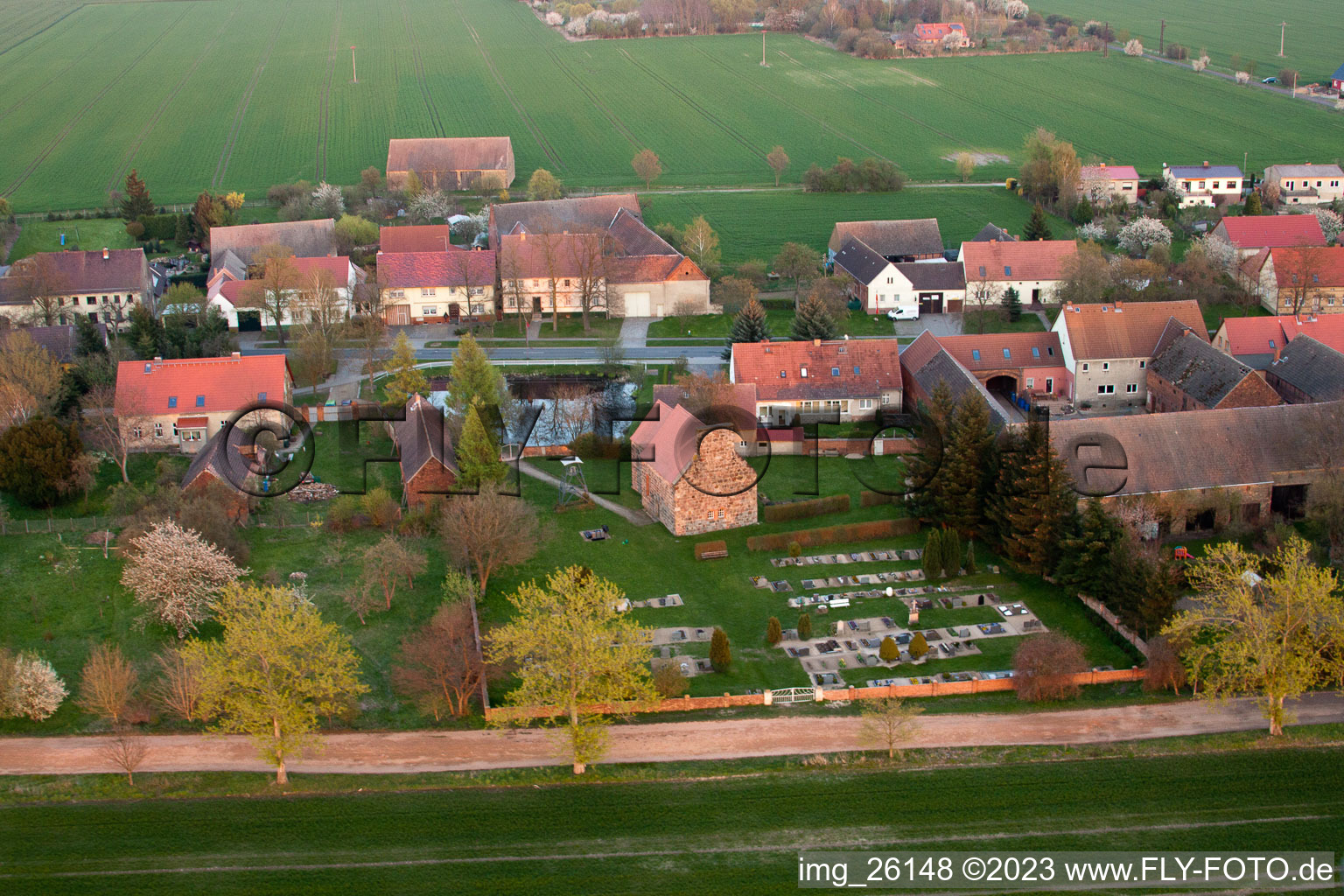 Bâtiment d'église au centre du village à Niederer Fläming dans le département Brandebourg, Allemagne vue d'en haut