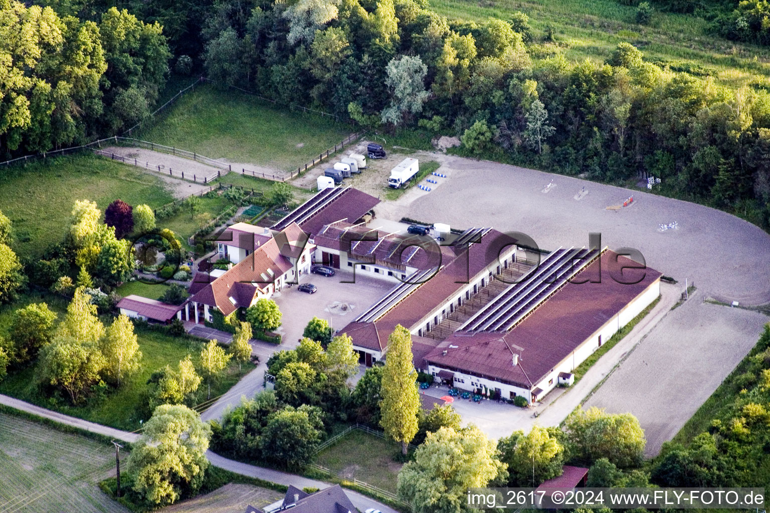 Vue aérienne de Centres équestres - centres équestres - écuries à Hagenbach dans le département Rhénanie-Palatinat, Allemagne