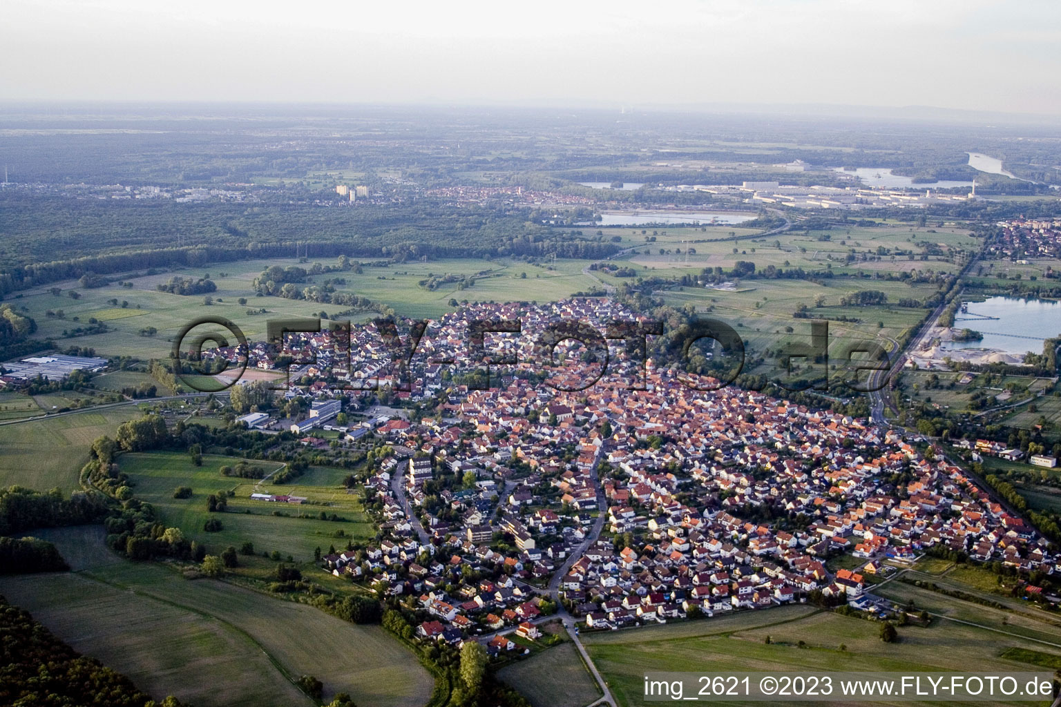 Vue aérienne de Du sud-ouest à Hagenbach dans le département Rhénanie-Palatinat, Allemagne