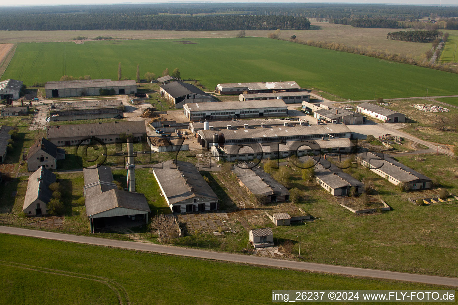 Vue aérienne de Ruines et vestiges des murs de fondation de bâtiments agricoles abandonnés à le quartier Ahlsdorf in Schönewalde dans le département Brandebourg, Allemagne