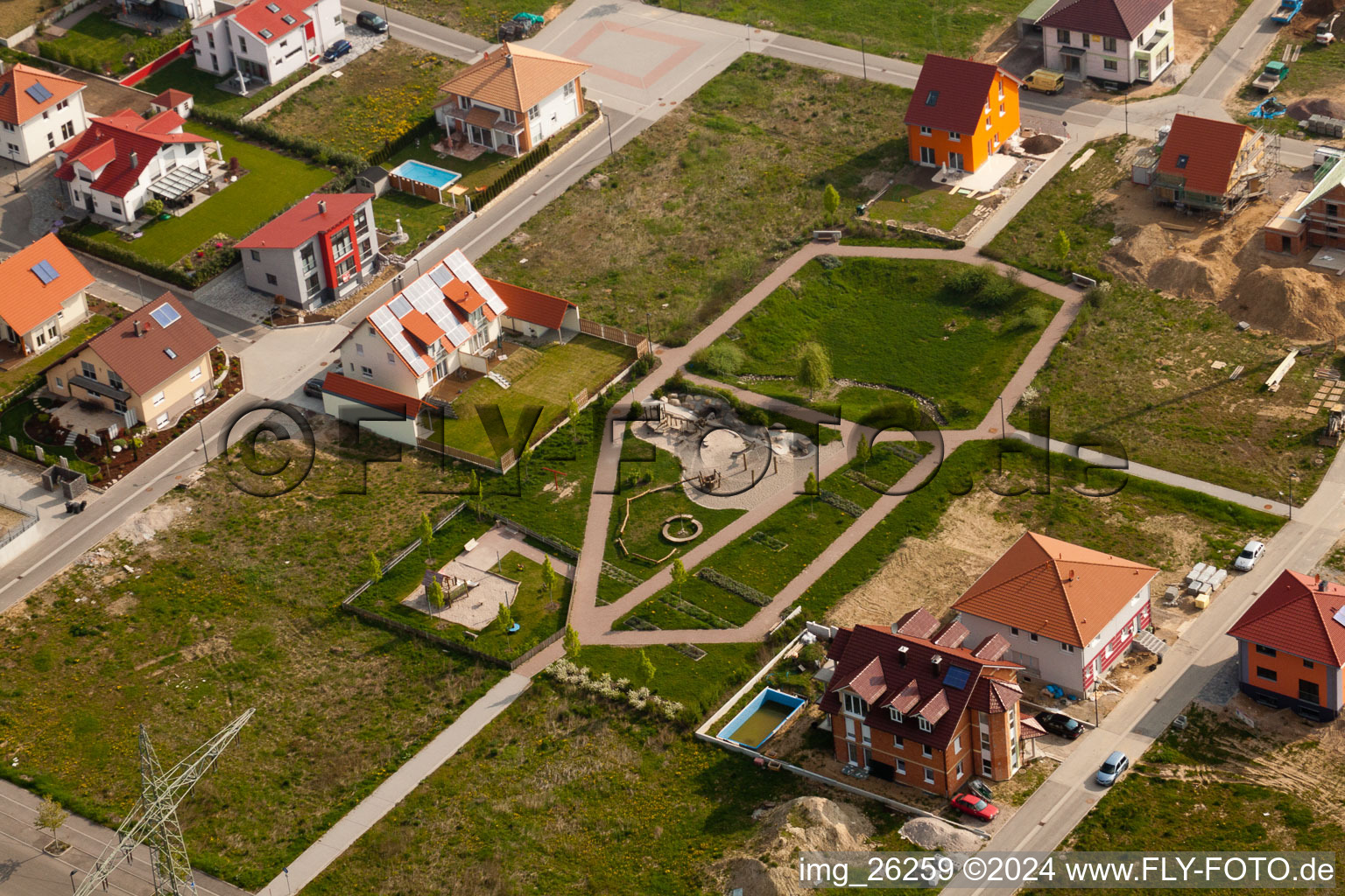 Chemin élevé à Kandel dans le département Rhénanie-Palatinat, Allemagne du point de vue du drone