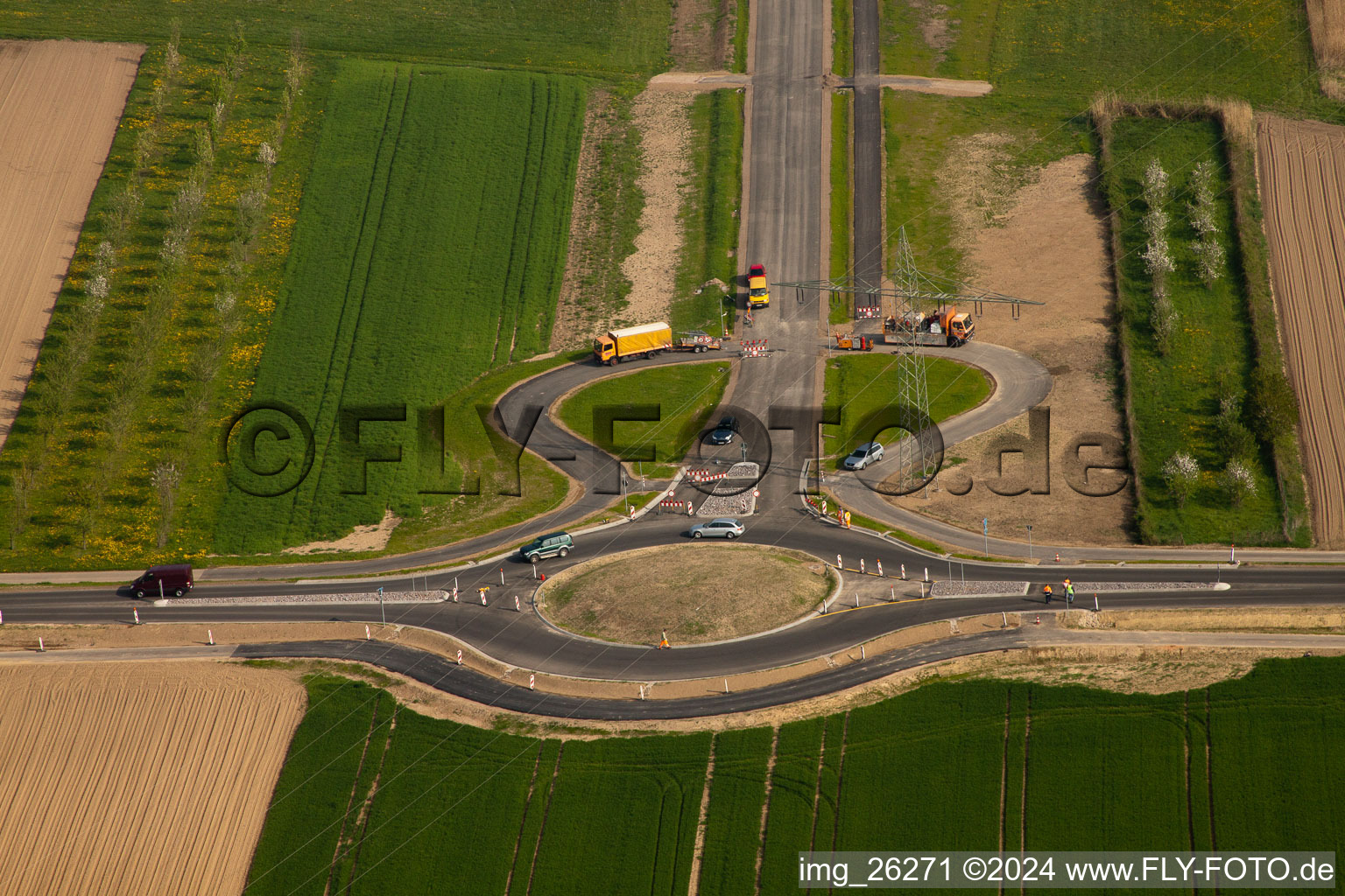 Vue aérienne de Le nouveau rond-point menant à la zone industrielle de Horst à le quartier Minderslachen in Kandel dans le département Rhénanie-Palatinat, Allemagne