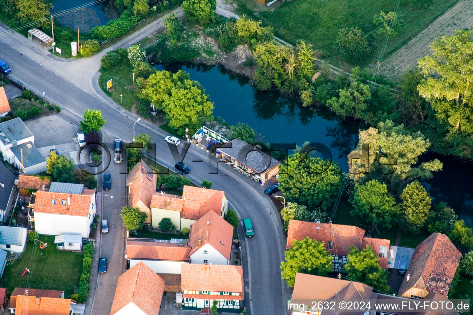 Vue aérienne de Café glacé à le quartier Neuburg in Neuburg am Rhein dans le département Rhénanie-Palatinat, Allemagne