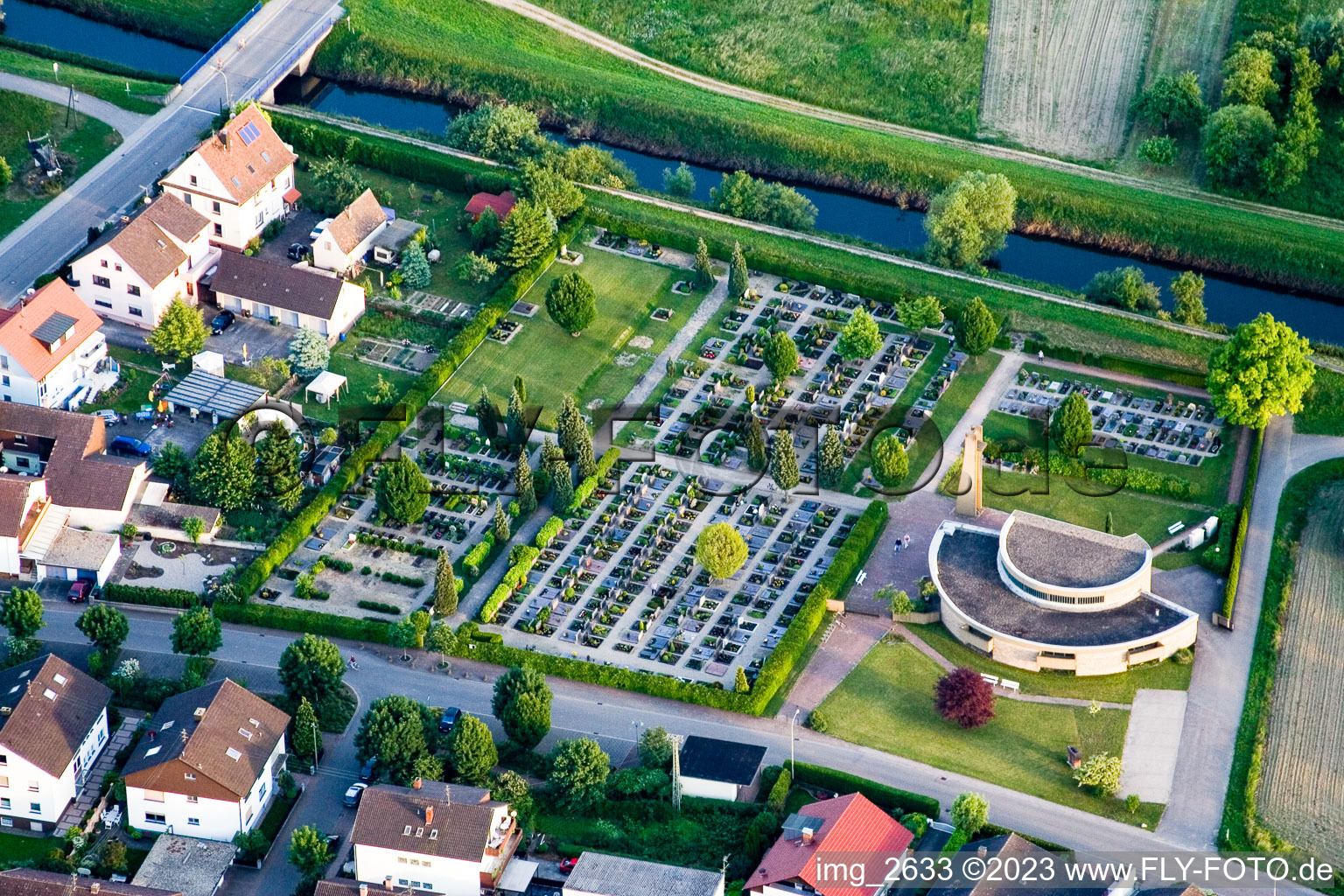 Vue aérienne de Cimetière à Neuburg dans le département Rhénanie-Palatinat, Allemagne