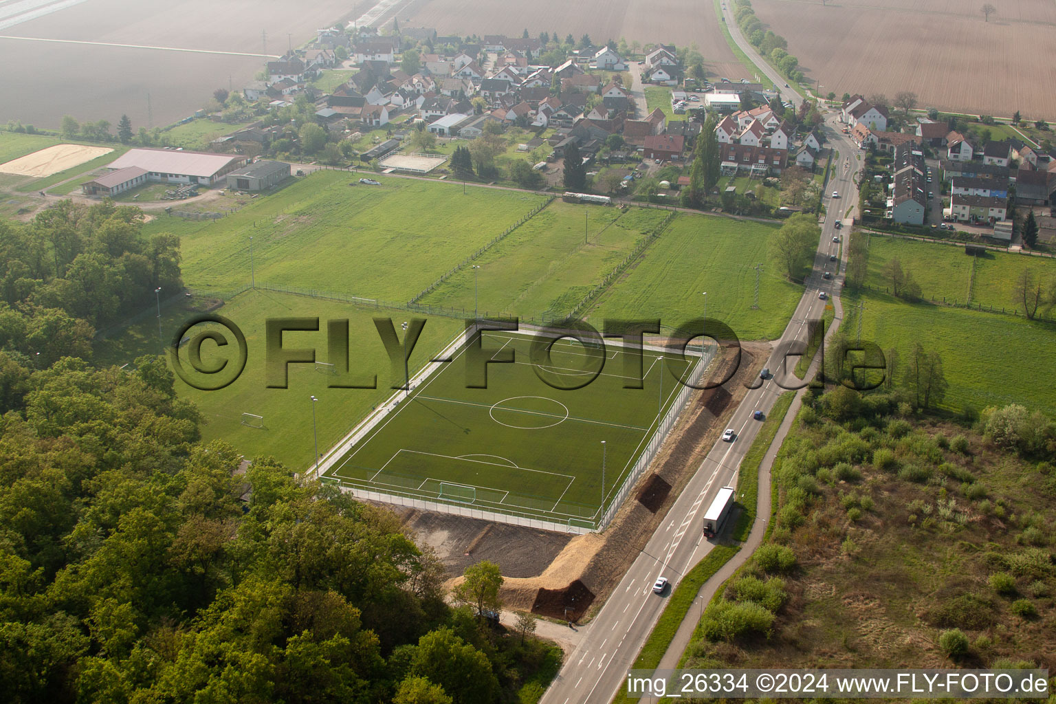 Vue aérienne de Nouveau terrain en gazon synthétique à le quartier Minderslachen in Kandel dans le département Rhénanie-Palatinat, Allemagne