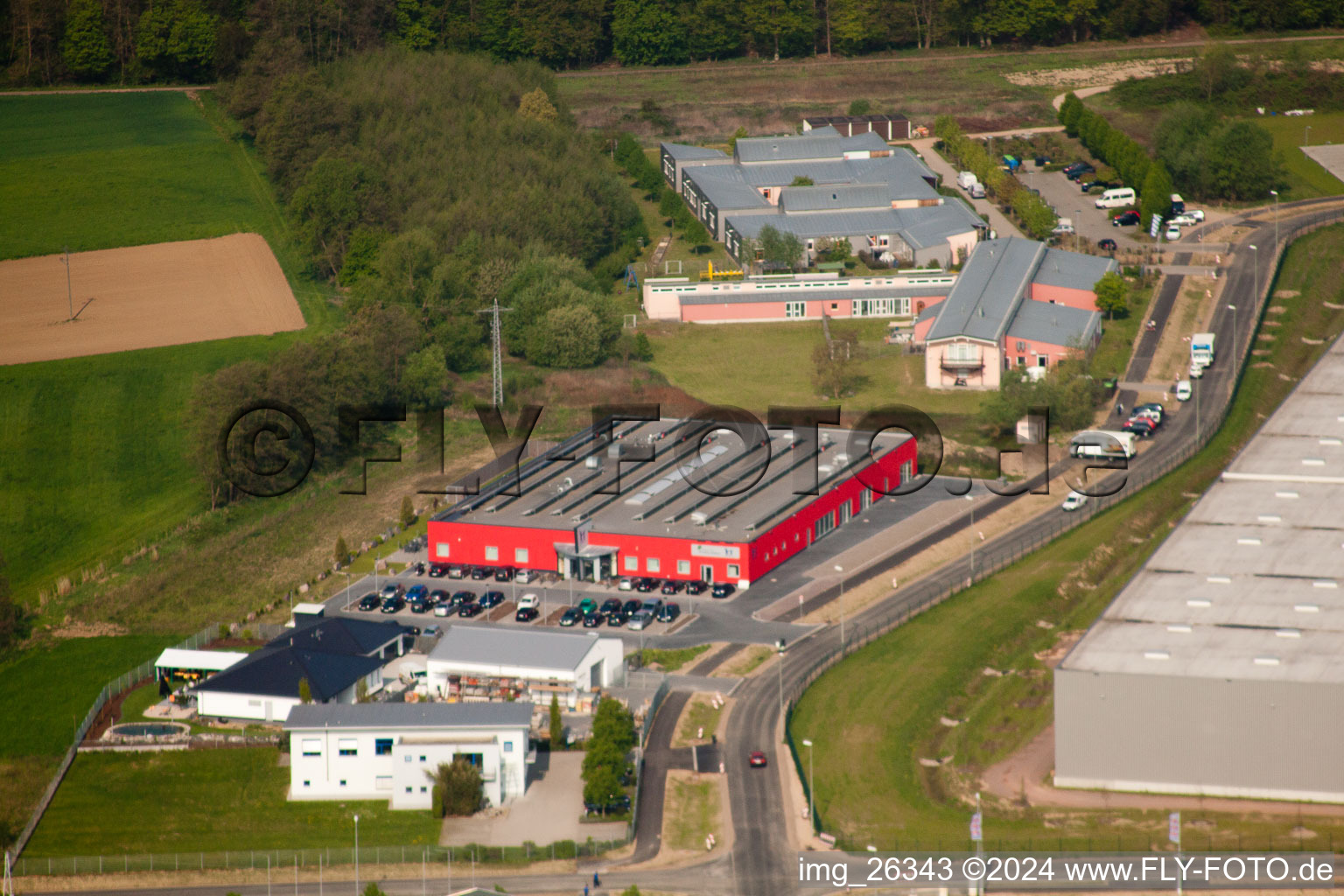 Photographie aérienne de Bienwald-Fitnessworld dans la zone industrielle de Horst à le quartier Minderslachen in Kandel dans le département Rhénanie-Palatinat, Allemagne