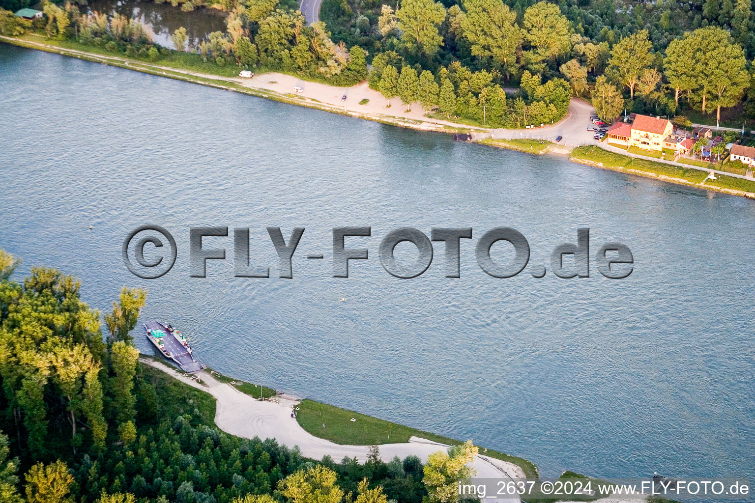 Vue aérienne de Ferry du Rhin à Neuburgweier à Neuburg dans le département Rhénanie-Palatinat, Allemagne