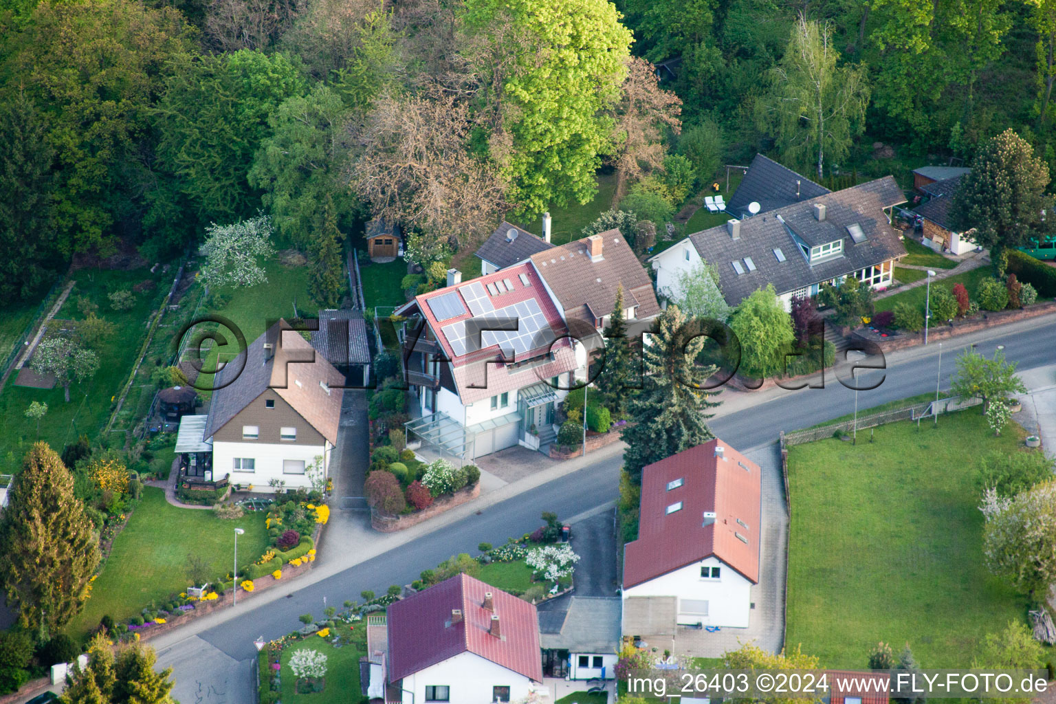 Quartier Grünwettersbach in Karlsruhe dans le département Bade-Wurtemberg, Allemagne vu d'un drone