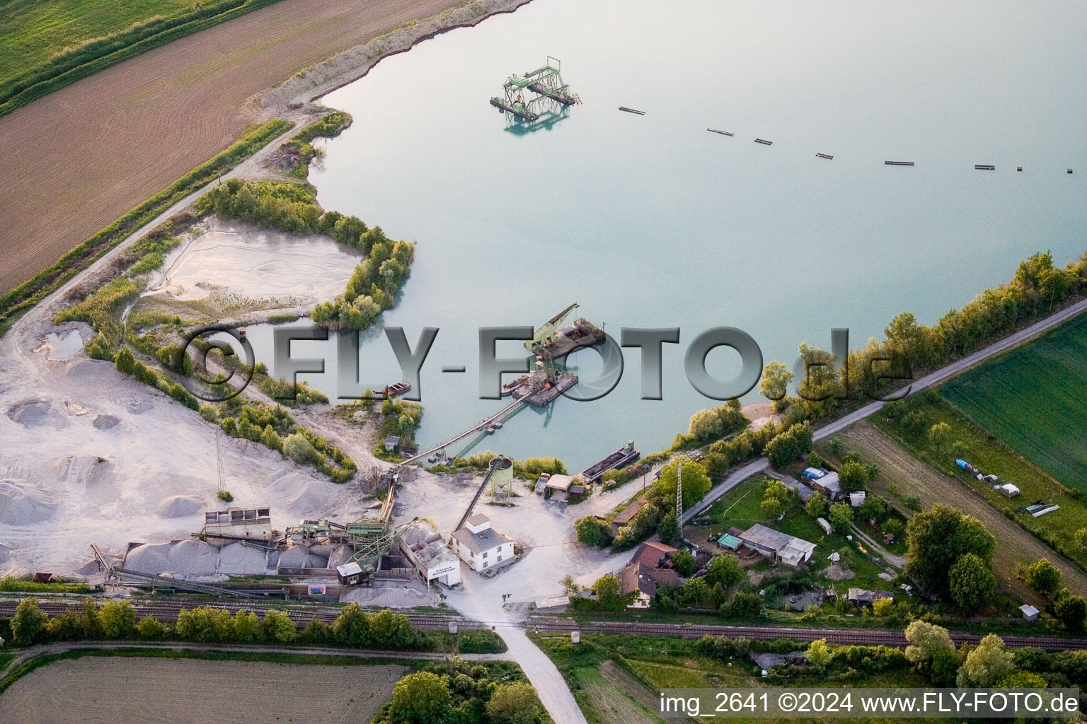 Vue aérienne de Étang de carrière à le quartier Neuburg in Neuburg am Rhein dans le département Rhénanie-Palatinat, Allemagne