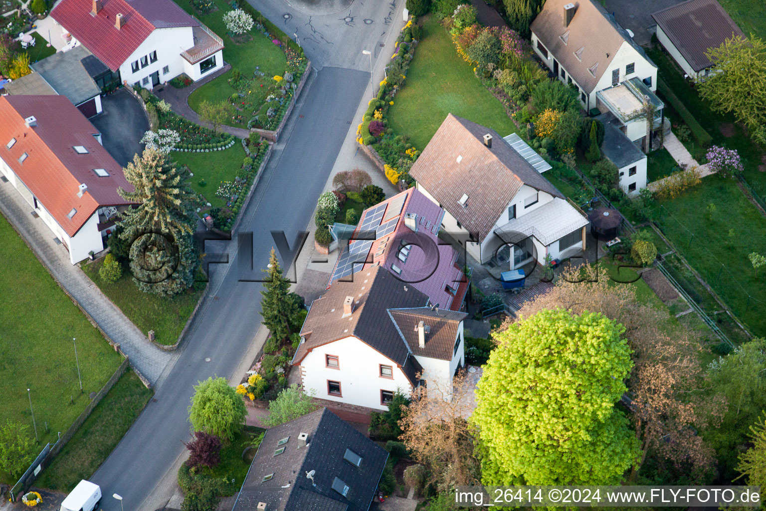 Enregistrement par drone de Quartier Grünwettersbach in Karlsruhe dans le département Bade-Wurtemberg, Allemagne