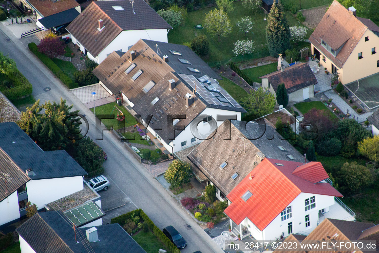 Quartier Grünwettersbach in Karlsruhe dans le département Bade-Wurtemberg, Allemagne du point de vue du drone